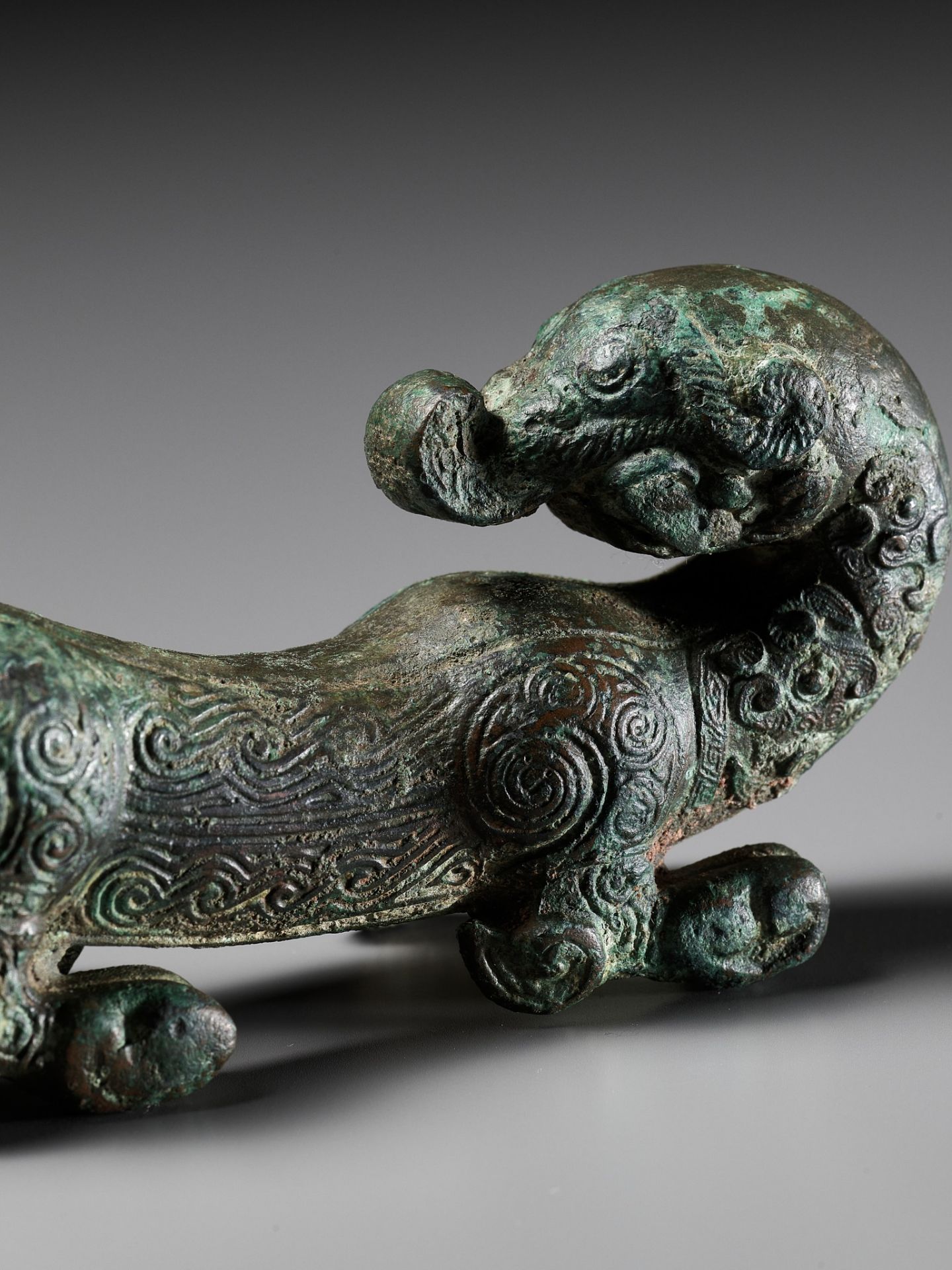 A SUPERB BRONZE FIGURE OF A DRAGON, EASTERN ZHOU DYNASTY, CHINA, 770-256 BC - Bild 14 aus 25