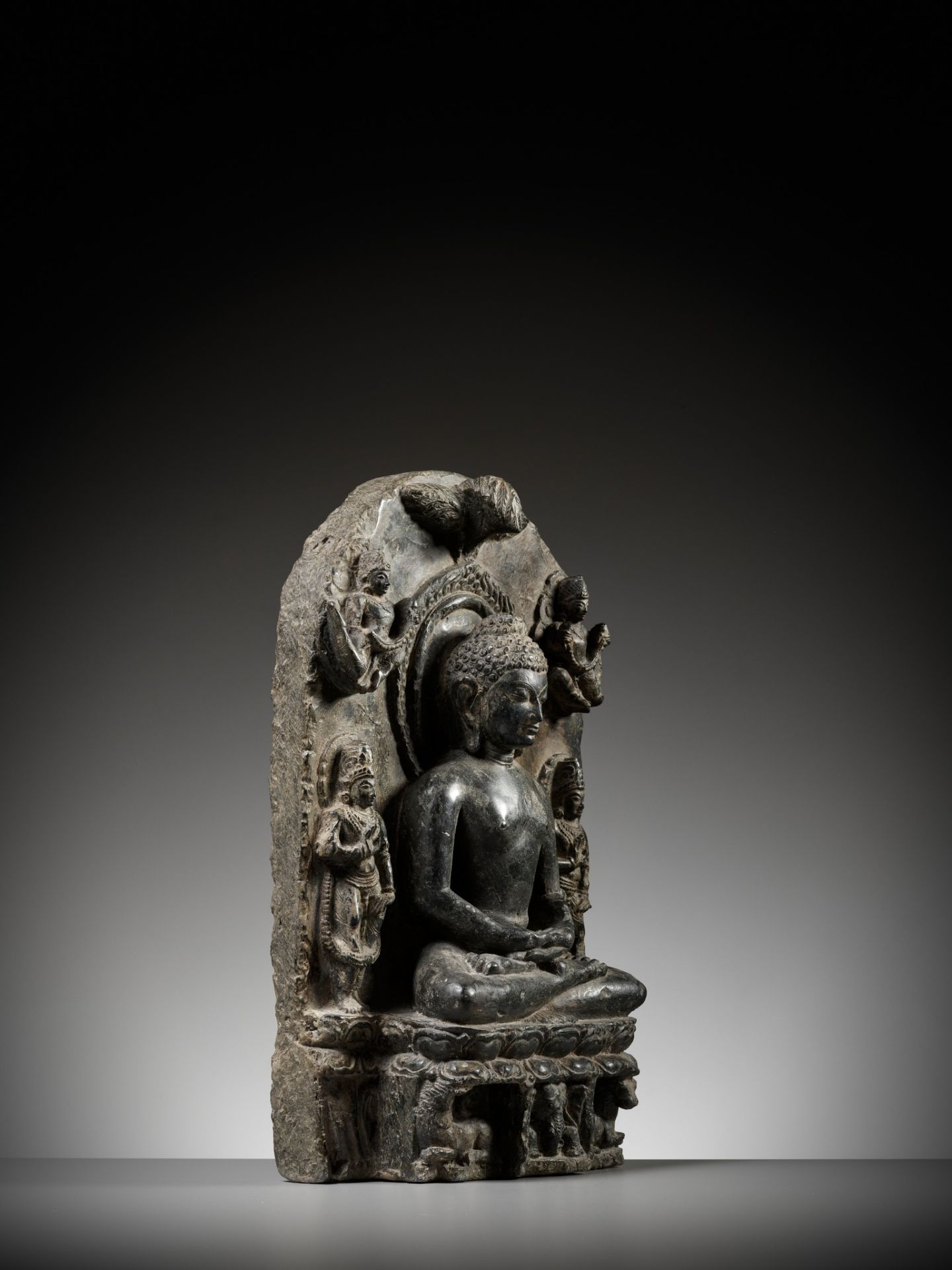 A BLACK STONE STELE DEPICTING BUDDHA, PALA EMPIRE - Bild 9 aus 11