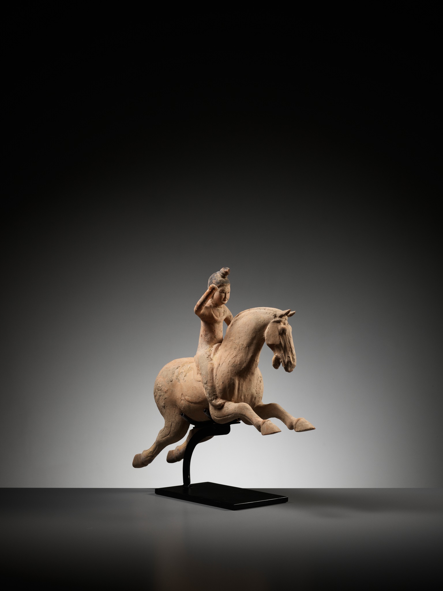 A PAINTED POTTERY FIGURE OF A POLO PLAYER, SUI TO TANG DYNASTY - Image 9 of 10