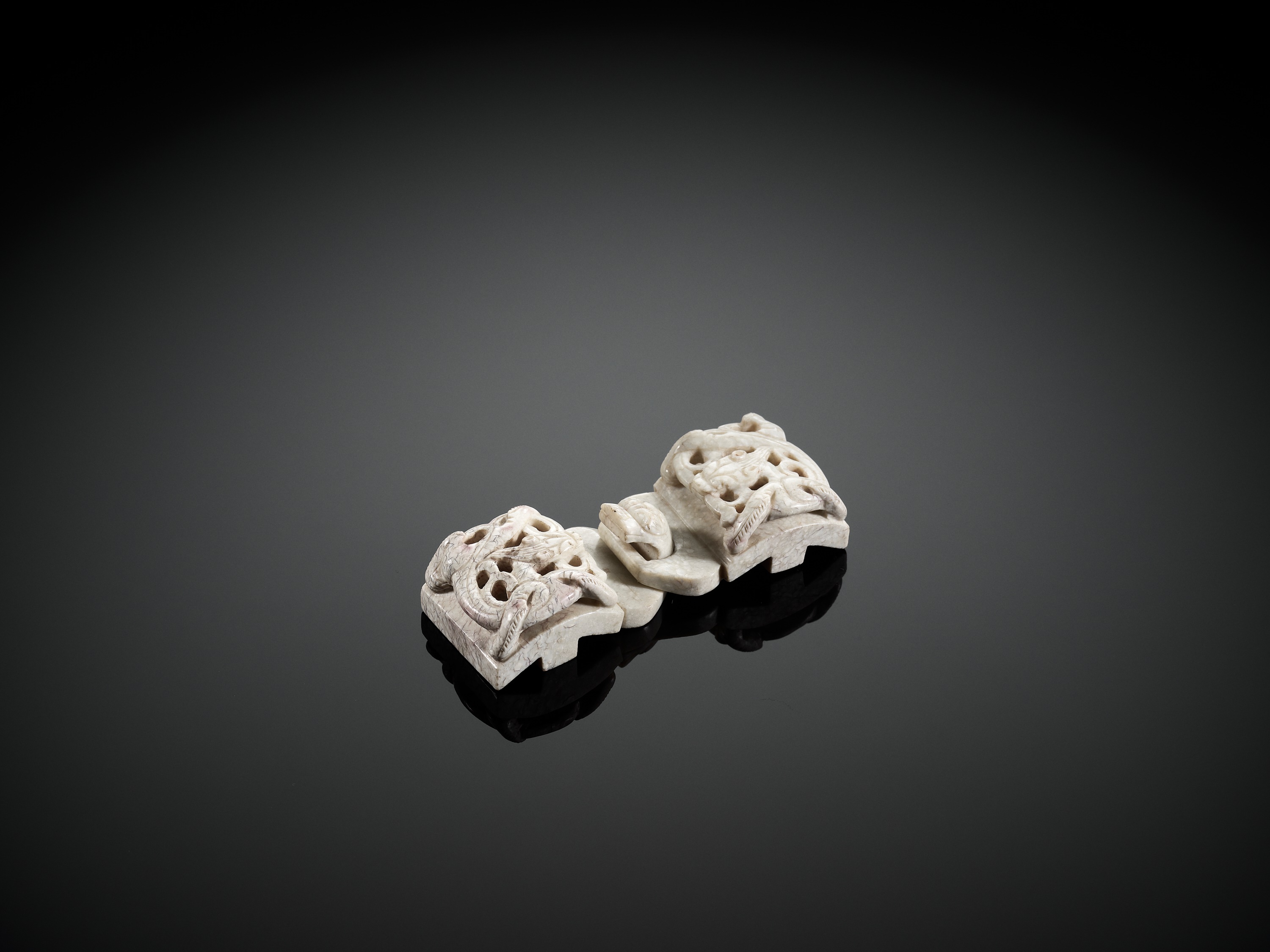 A CHICKEN BONE JADE 'CHILONG' BELT HOOK AND BUCKLE, MING DYNASTY - Image 2 of 10