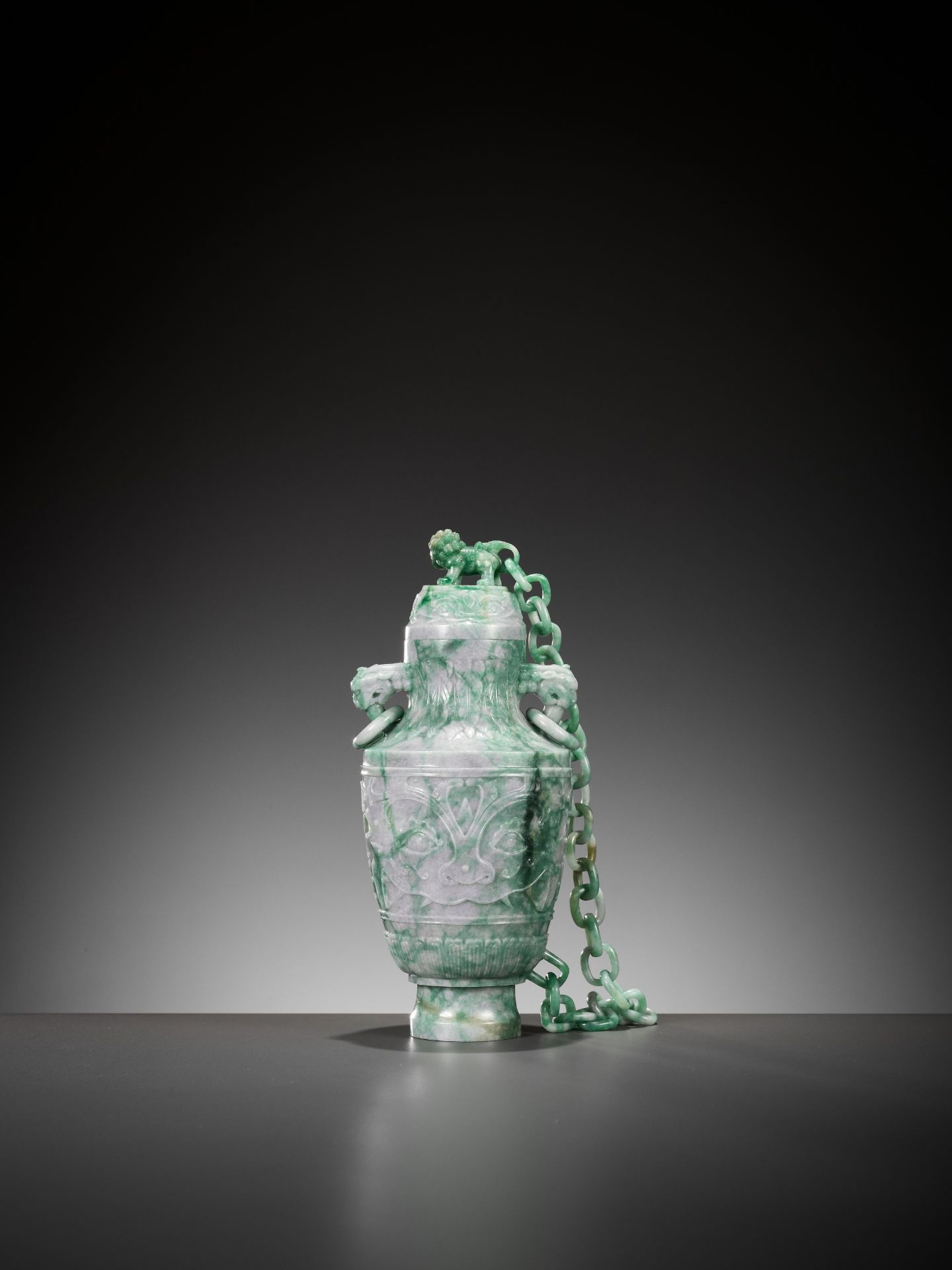 A LAVENDER AND APPLE GREEN JADEITE 'CHAIN' VASE AND COVER, EARLY 20TH CENTURY - Bild 7 aus 11