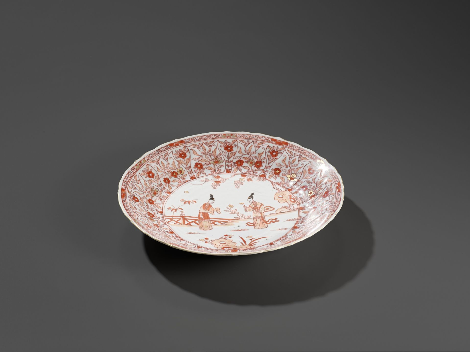 A BARBED-RIM IRON-RED AND GILT-DECORATED 'LADIES' DISH, KANGXI PERIOD - Image 4 of 6