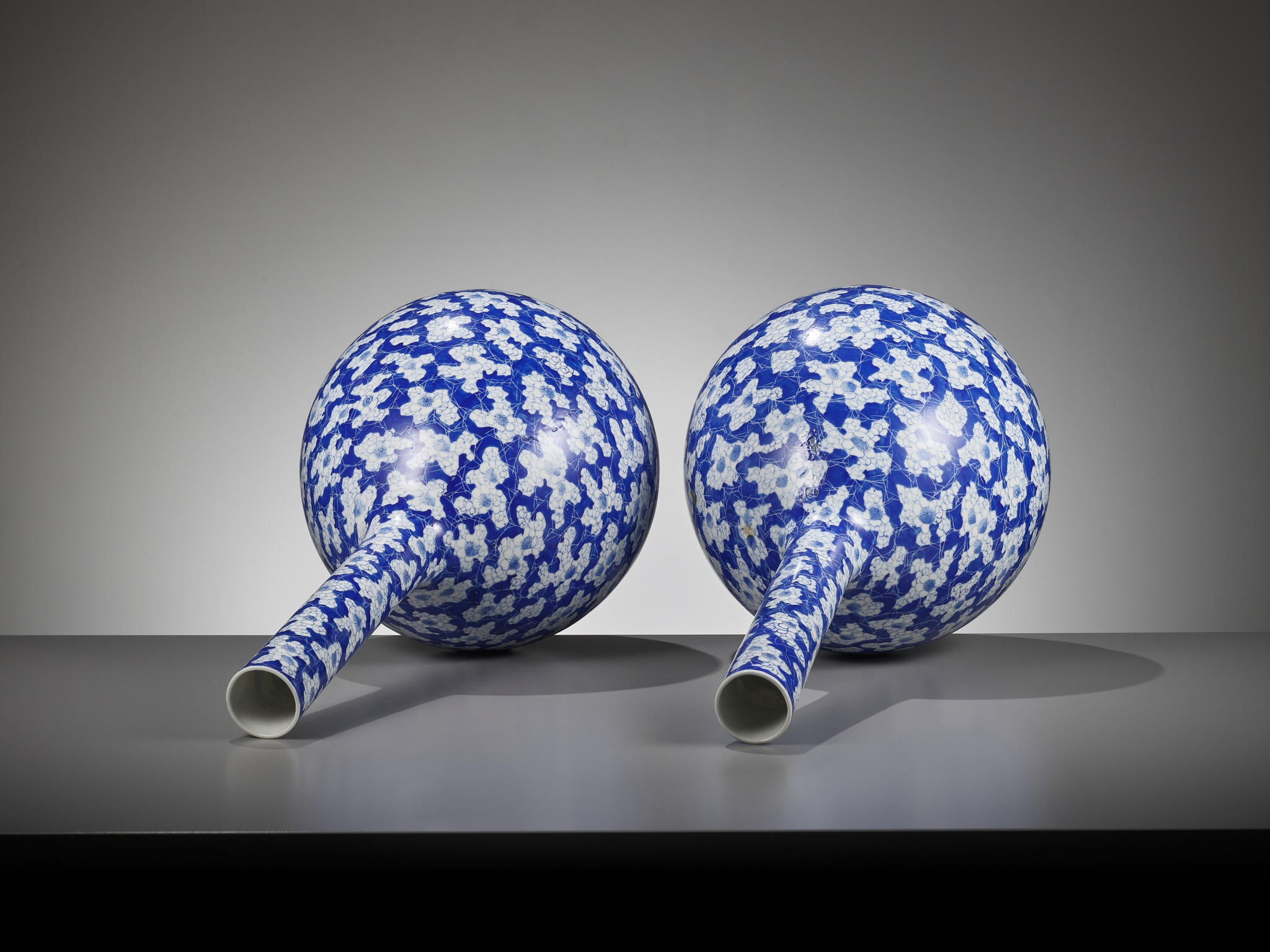 A PAIR OF BLUE AND WHITE 'ICE CRACK AND PRUNUS' BOTTLE VASES, 19TH CENTURY - Image 12 of 14