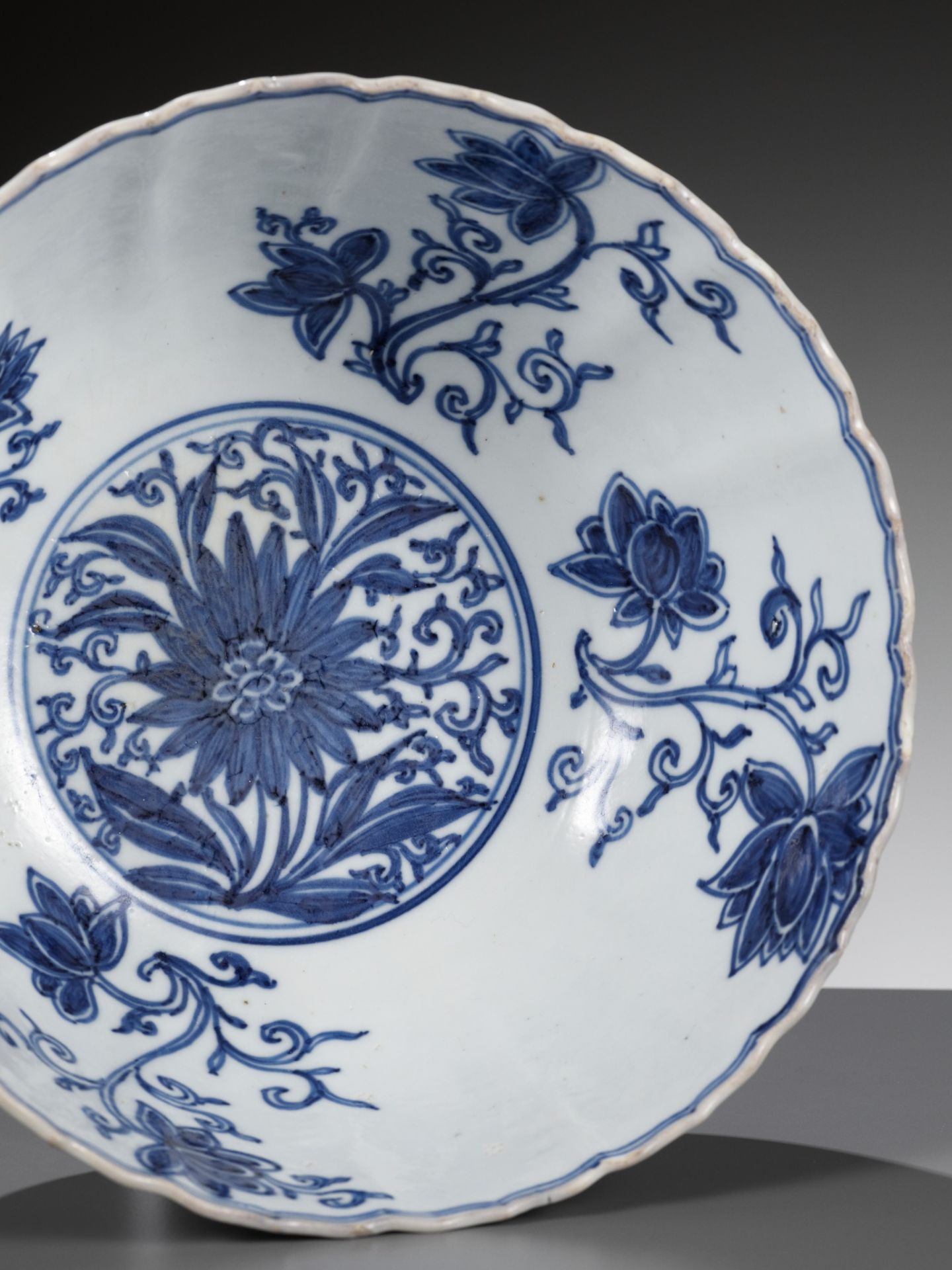 A BLUE AND WHITE 'ASTER' BOWL, KANGXI PERIOD - Image 4 of 10