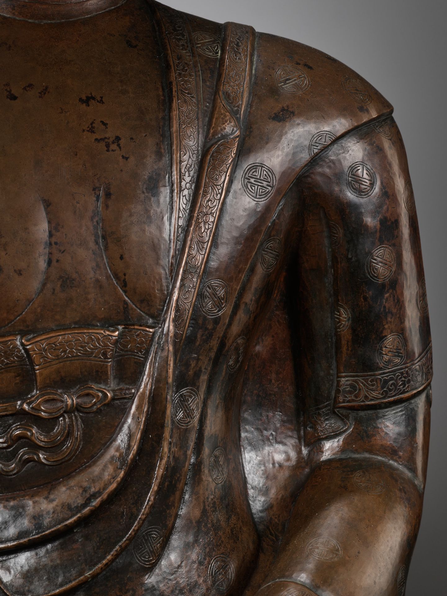 A LARGE CAST AND REPOUSSE COPPER FIGURE OF BUDDHA SHAKYAMUNI, QING DYNASTY - Bild 10 aus 12