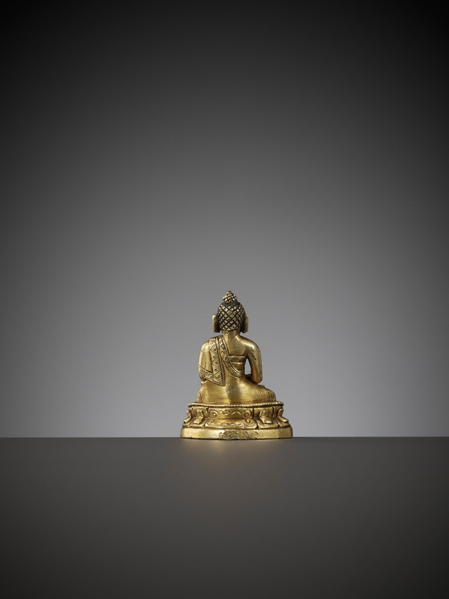 A VERY FINE GILT-BRONZE MINIATURE FIGURE OF BHAISAJYAGURU, QIANLONG PERIOD - Bild 6 aus 10