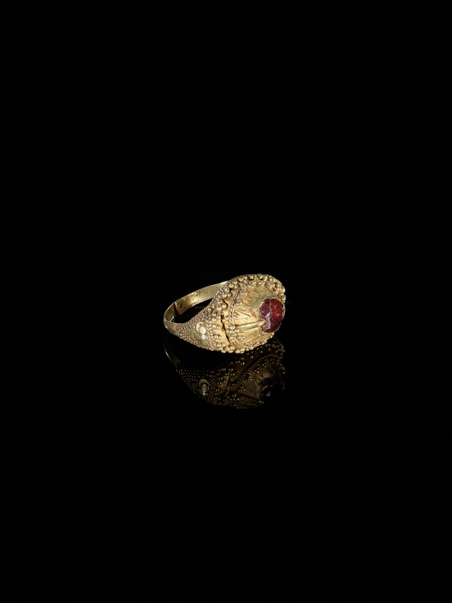 A GARNET-SET GOLD 'FLORAL' PRIEST'S RING - Bild 3 aus 6