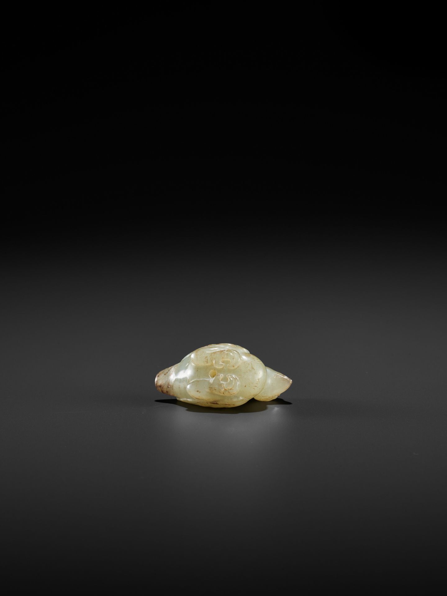 A CELADON JADE 'BIRD' PENDANT - Image 10 of 10