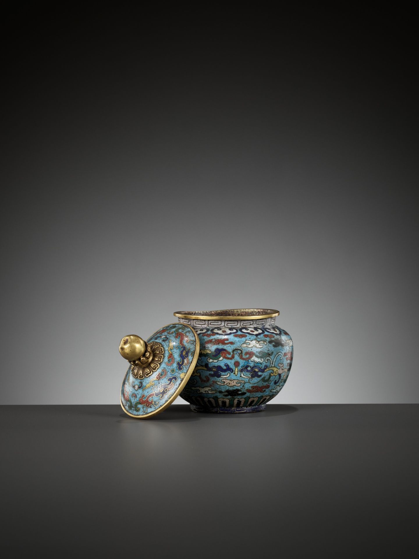 A CLOISONNE ENAMEL JAR AND COVER, 18TH CENTURY - Image 7 of 10