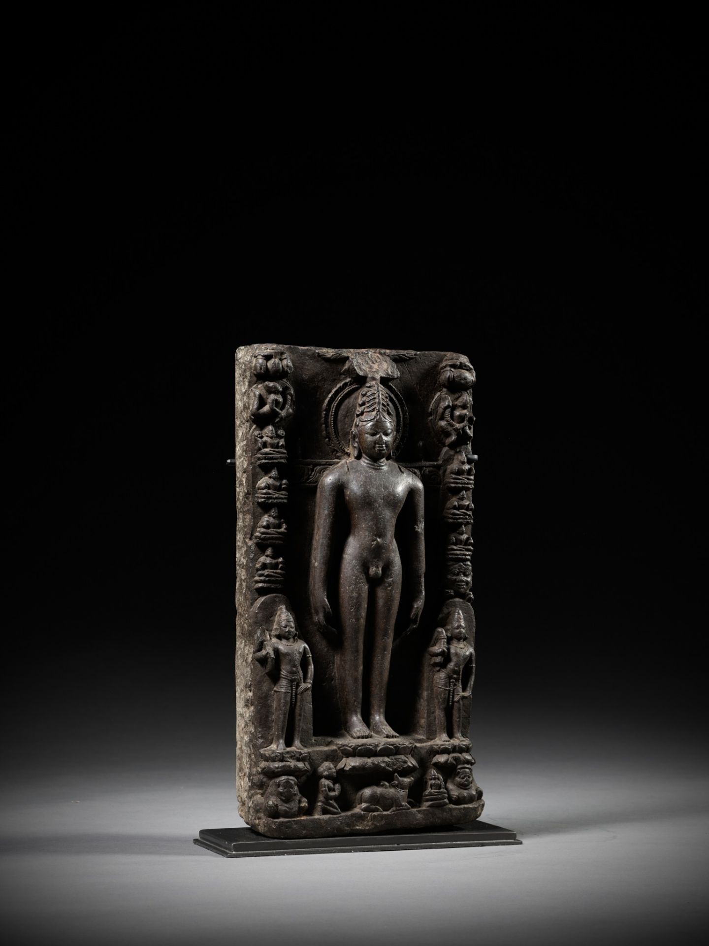 A BLACK STONE STELE DEPICTING RISHABHANATHA, THE FIRST TIRTHANKARA - Bild 10 aus 12