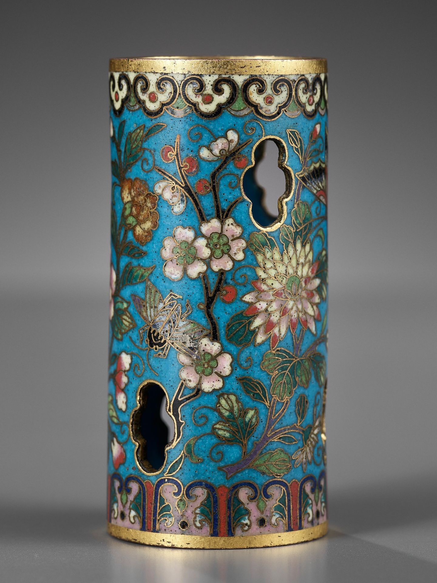 AN EXCEEDINGLY RARE MINIATURE CLOISONNE HAT STAND, JIAQING - Bild 12 aus 14