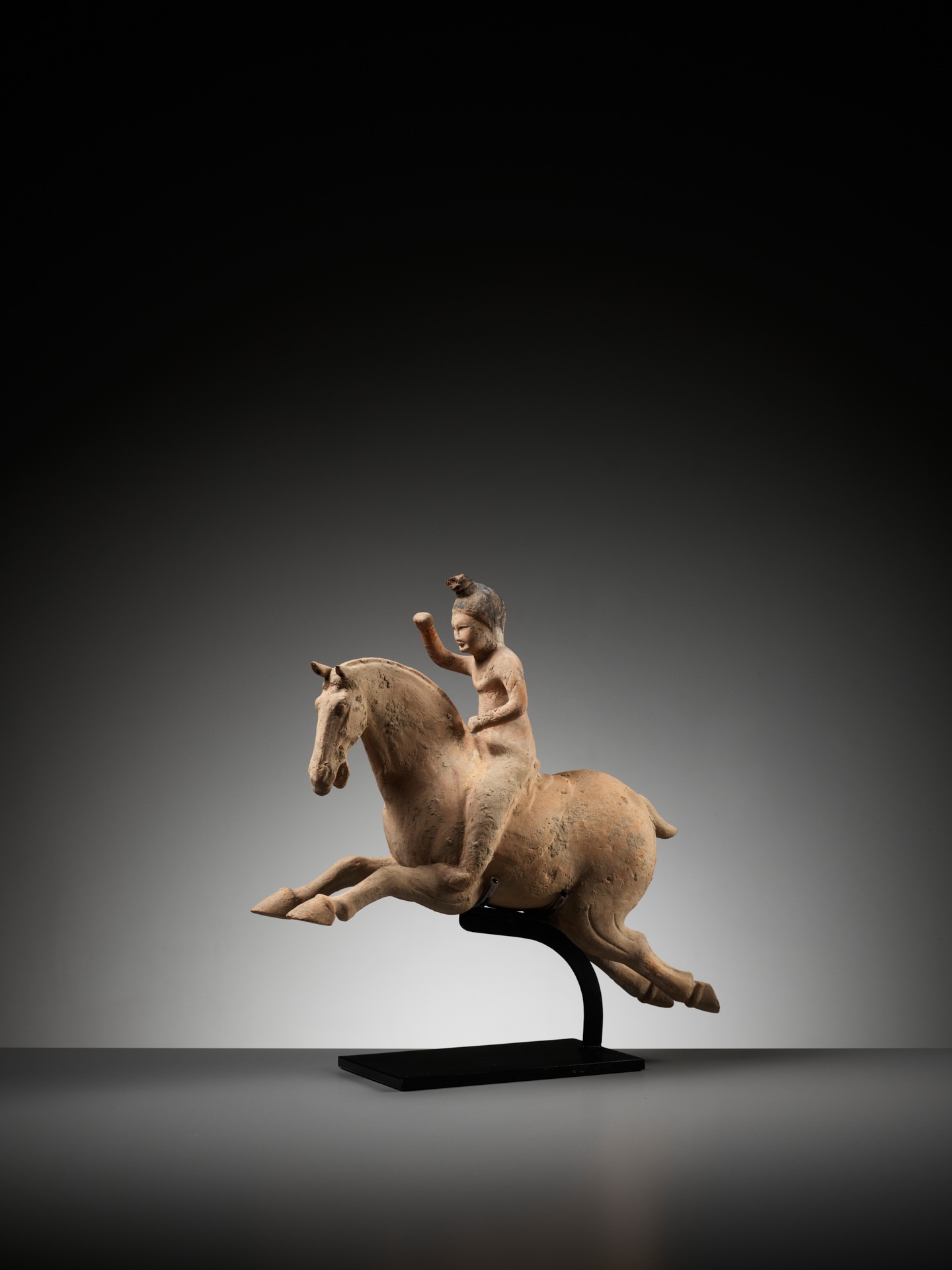 A PAINTED POTTERY FIGURE OF A POLO PLAYER, SUI TO TANG DYNASTY - Image 8 of 10