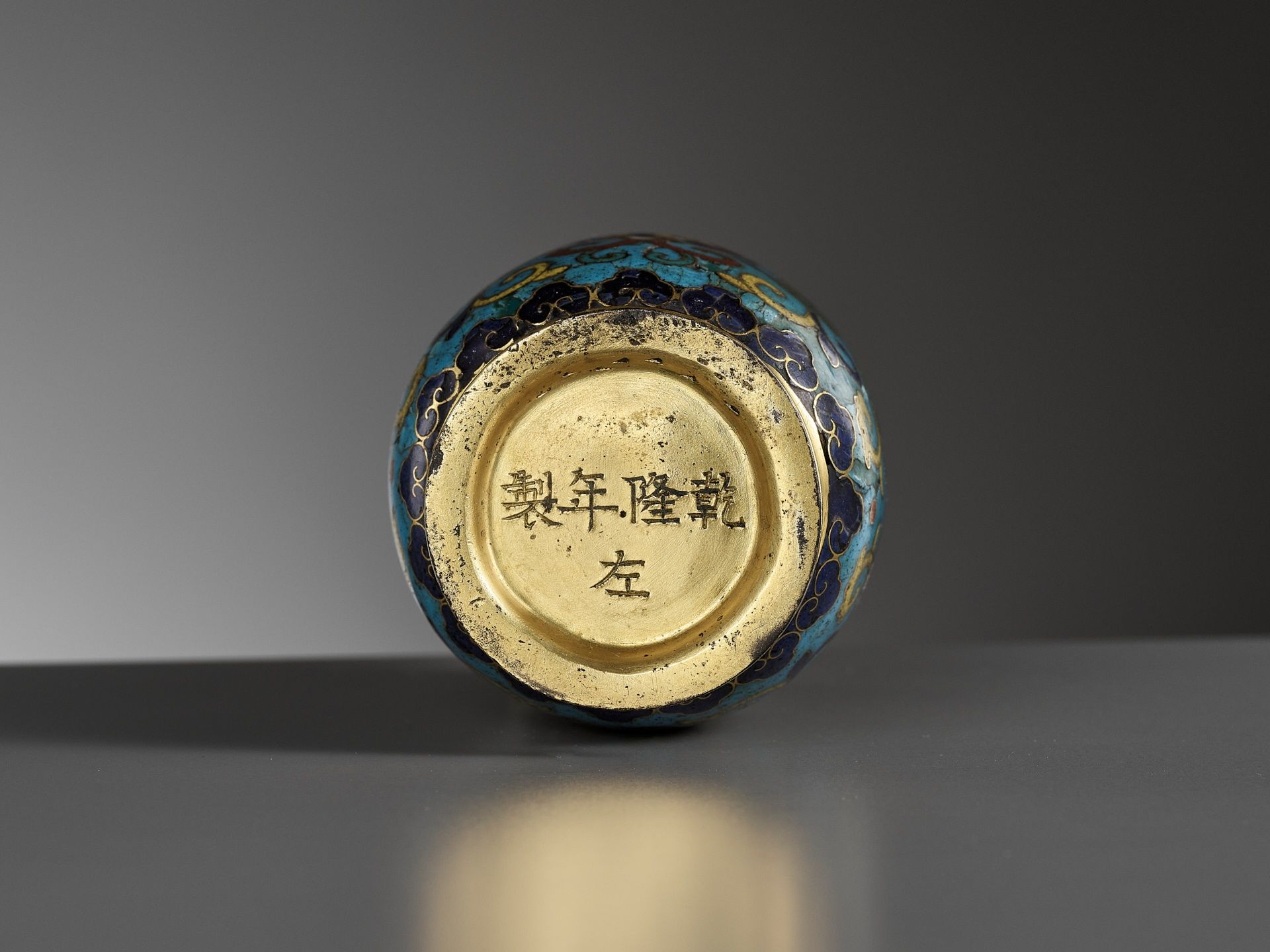 A CLOISONNE ENAMEL MALLET VASE, QIANLONG FIVE-CHARACTER MARK AND OF THE PERIOD - Image 3 of 14