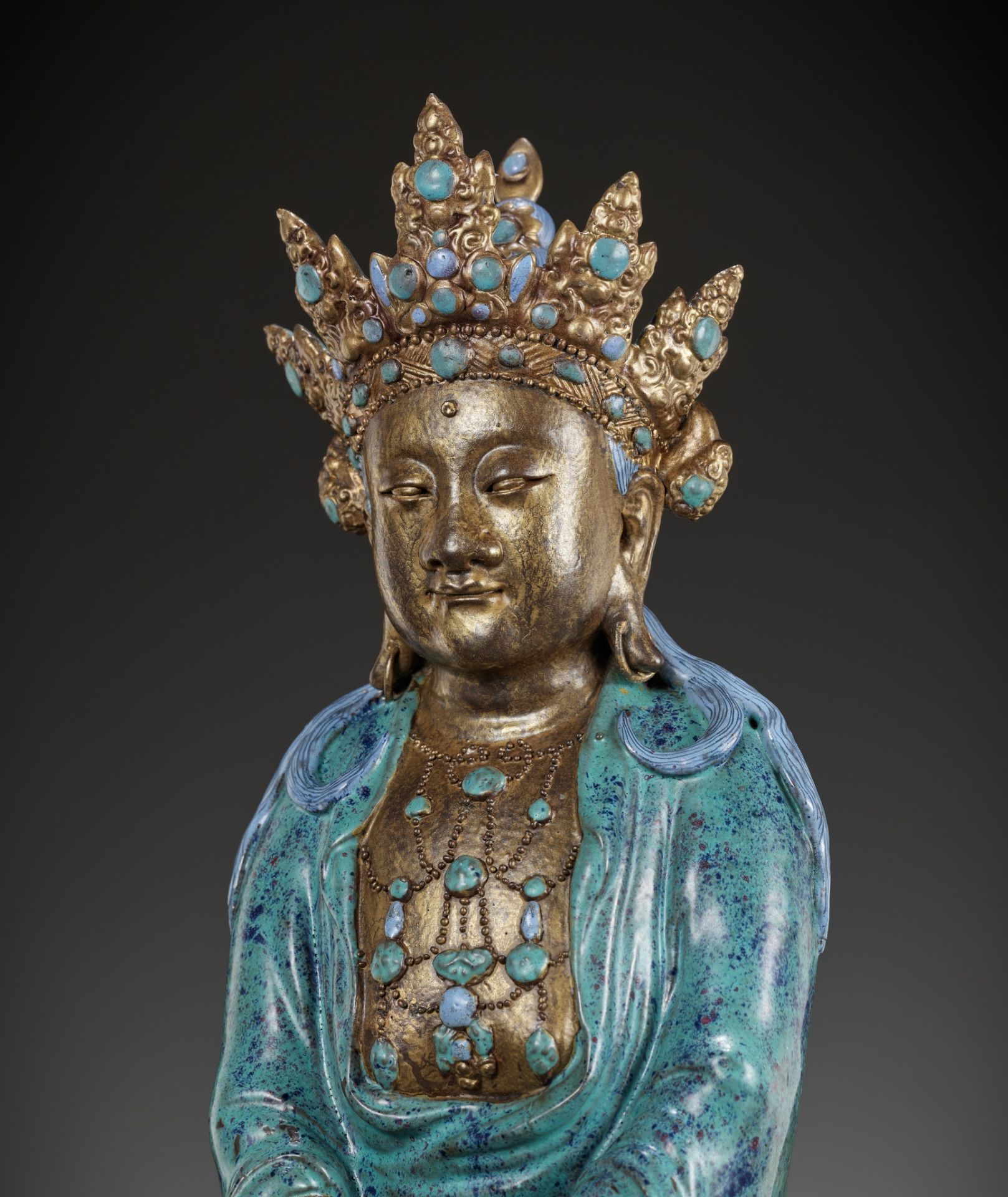 A VERY LARGE 'ROBIN'S EGG' ENAMELED AND GILT PORCELAIN FIGURE OF AMITAYUS,QIANLONG TO JIAQING PERIOD - Image 16 of 17