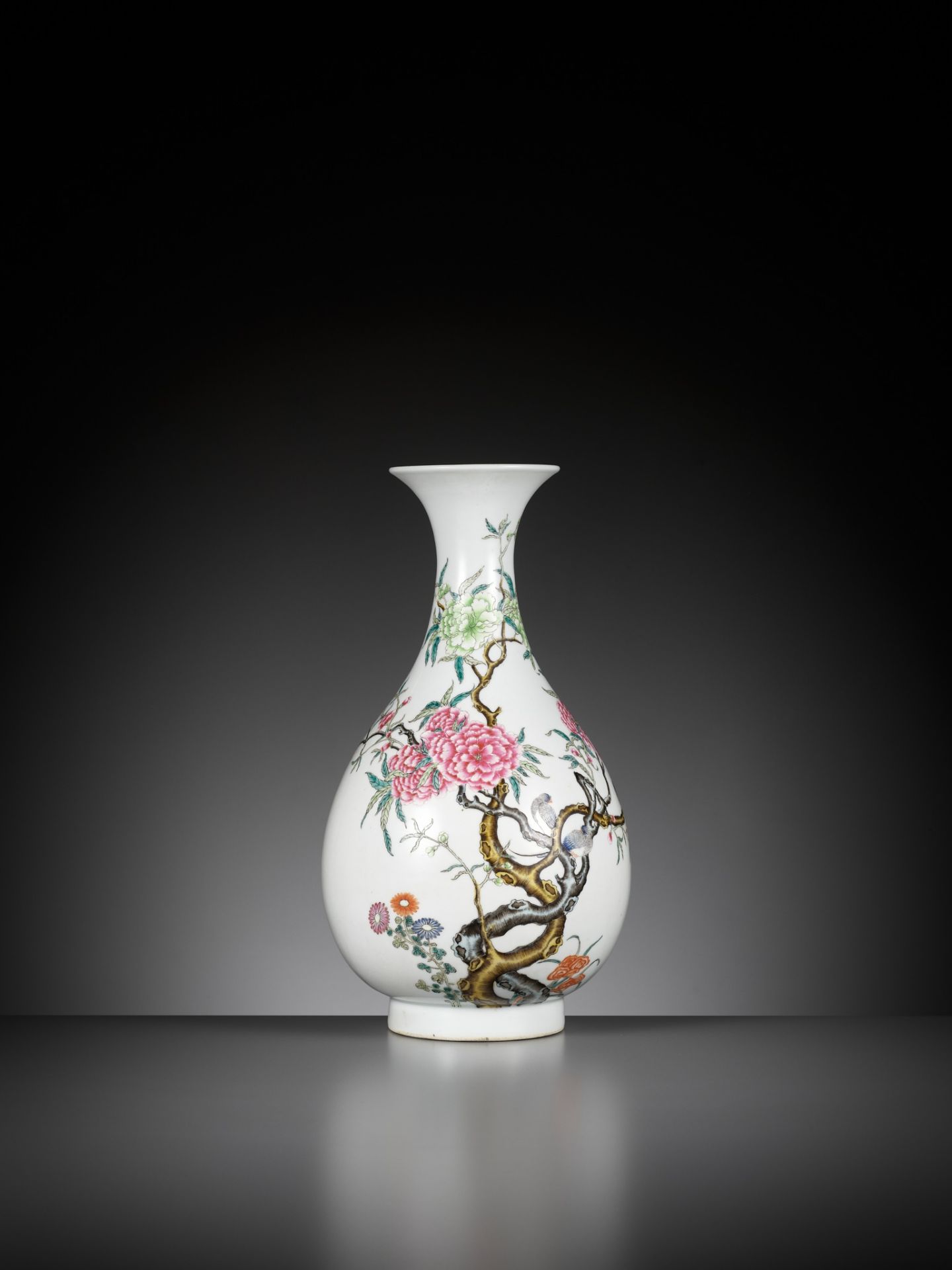 A VERY FINE FAMILLE ROSE 'BIRDS AND FLOWERS' PEAR-SHAPED VASE, YUHUCHUNPING, REPUBLIC PERIOD - Image 14 of 17