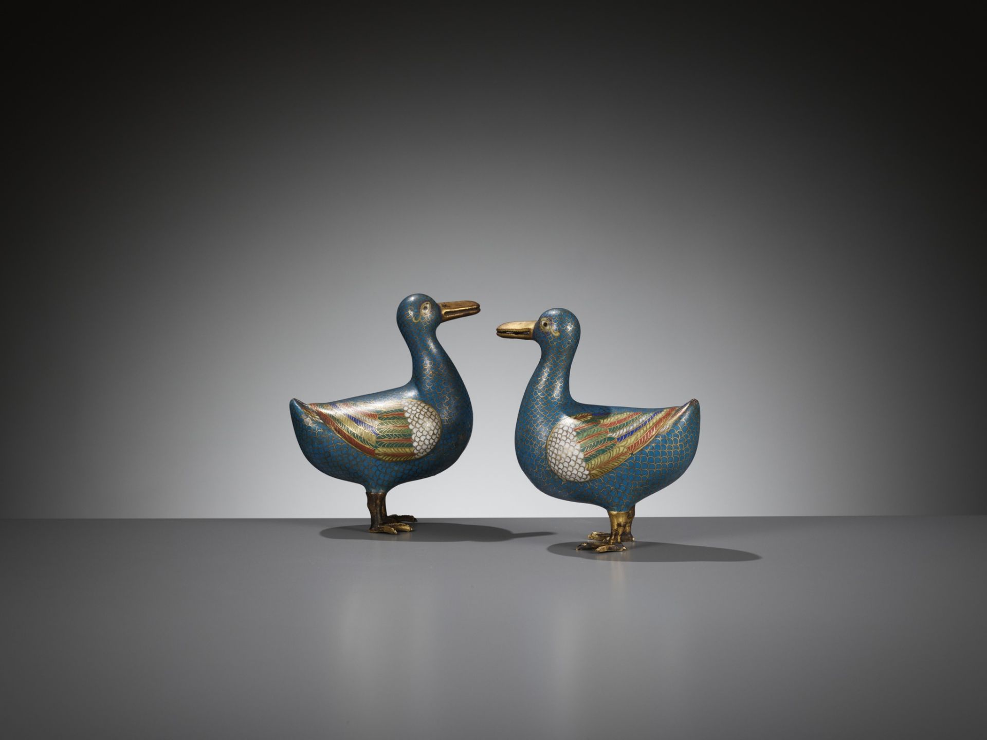 A PAIR OF CLOISONNE ENAMEL FIGURES OF DUCKS, QING DYNASTY - Bild 3 aus 8