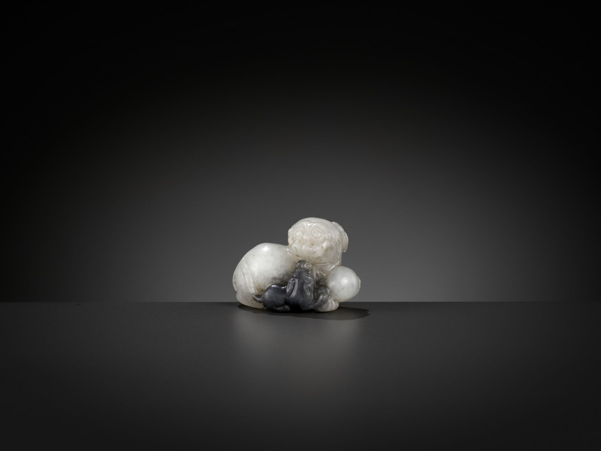 A WHITE AND GRAY JADE GROUP OF A LION AND CUB, LATE MING TO EARLY QING DYNASTY - Image 8 of 9