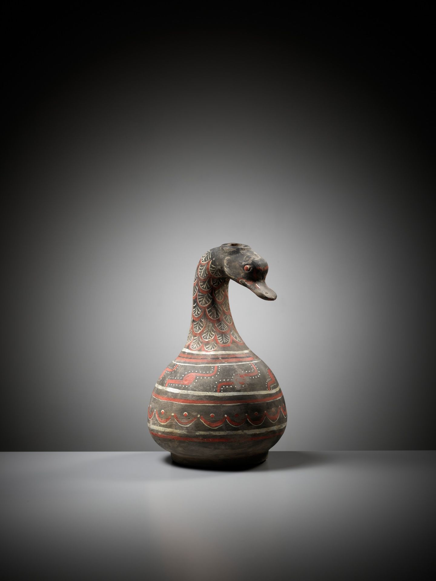 A DUCK-HEADED PAINTED POTTERY VESSEL, HAN DYNASTY - Bild 2 aus 12