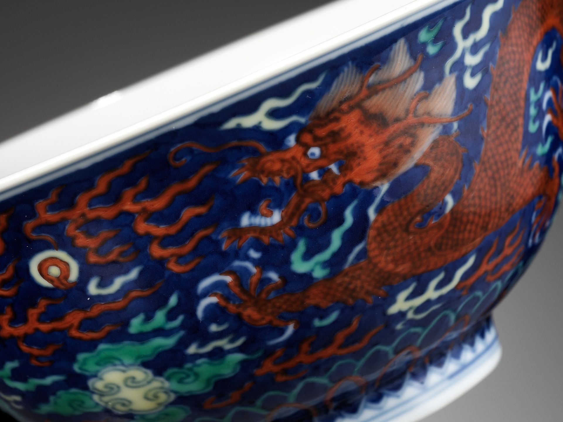 A RARE BLUE-GROUND POLYCHROME-DECORATED 'DRAGON' BOWL, QIANLONG MARK AND PERIOD - Image 2 of 19