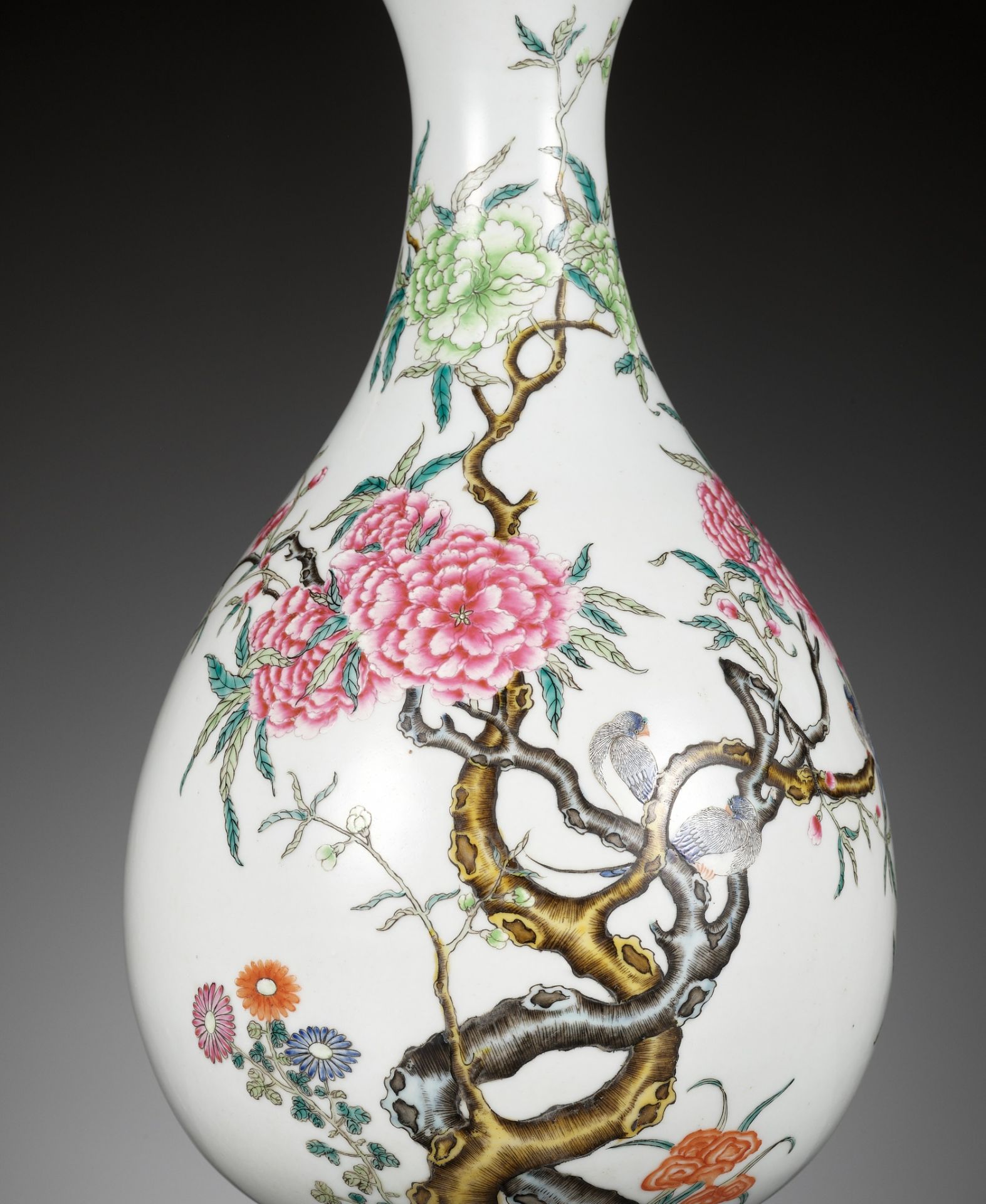 A VERY FINE FAMILLE ROSE 'BIRDS AND FLOWERS' PEAR-SHAPED VASE, YUHUCHUNPING, REPUBLIC PERIOD - Image 2 of 17