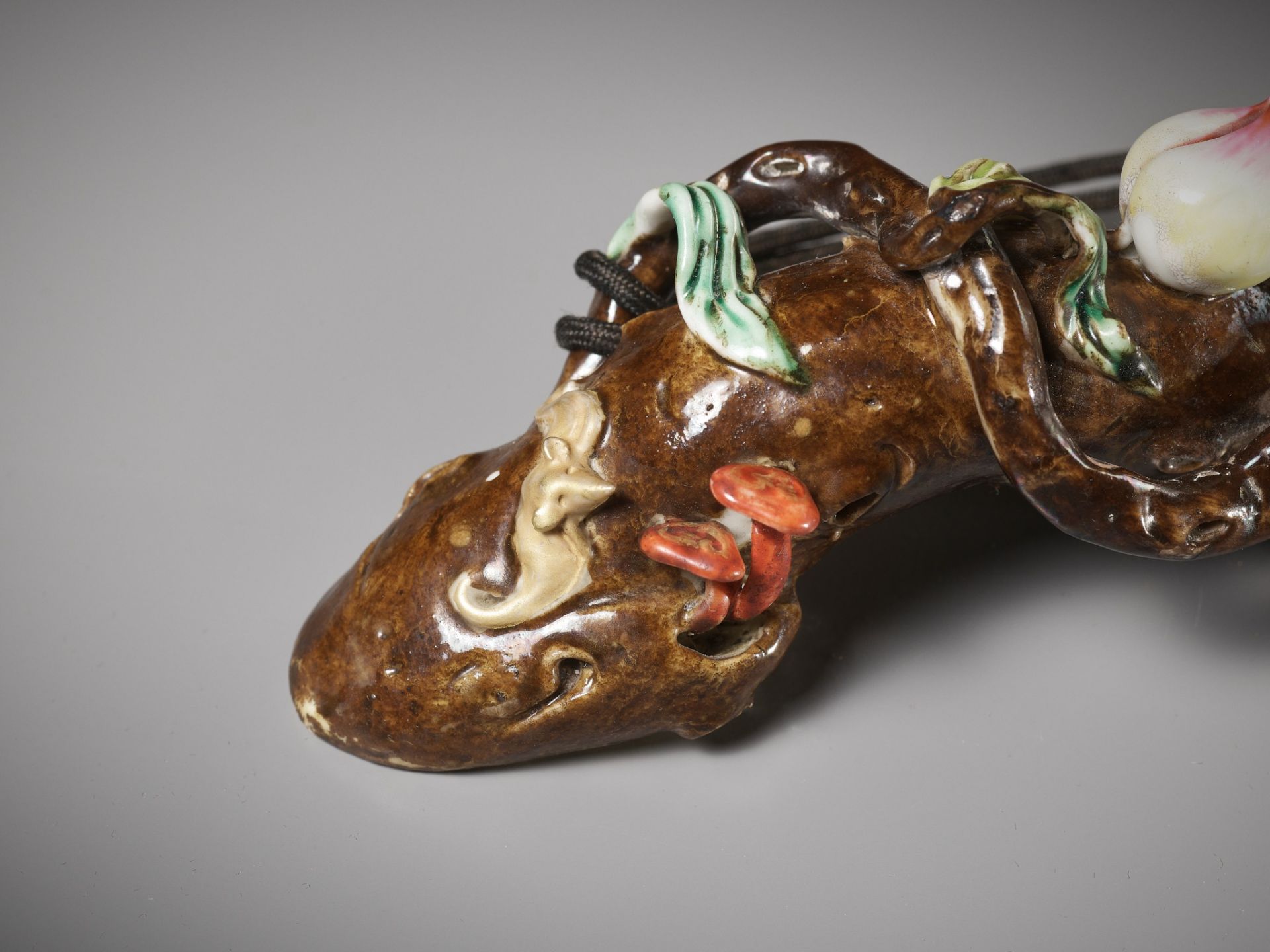 A FAMILLE ROSE PORCELAIN 'LINGZHI' RUYI SCEPTER, MID-QING DYNASTY - Image 3 of 12