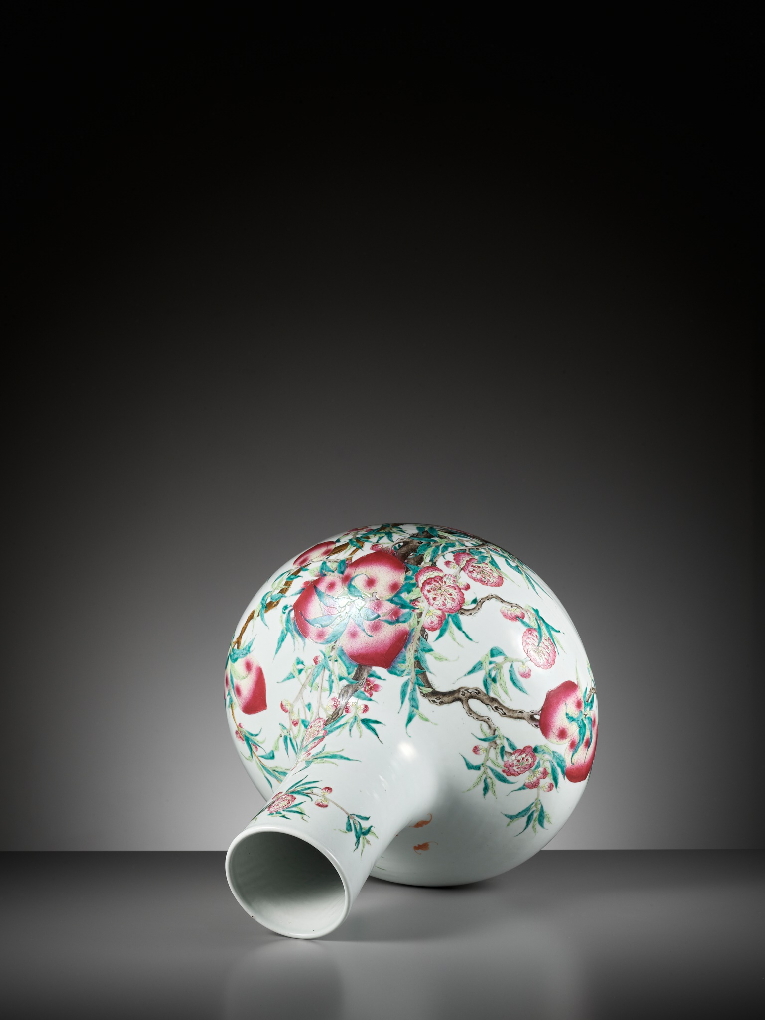 A FAMILLE ROSE 'NINE PEACHES' VASE, TIANQIUPING, LATE QING DYNASTY TO REPUBLIC PERIOD - Image 15 of 20