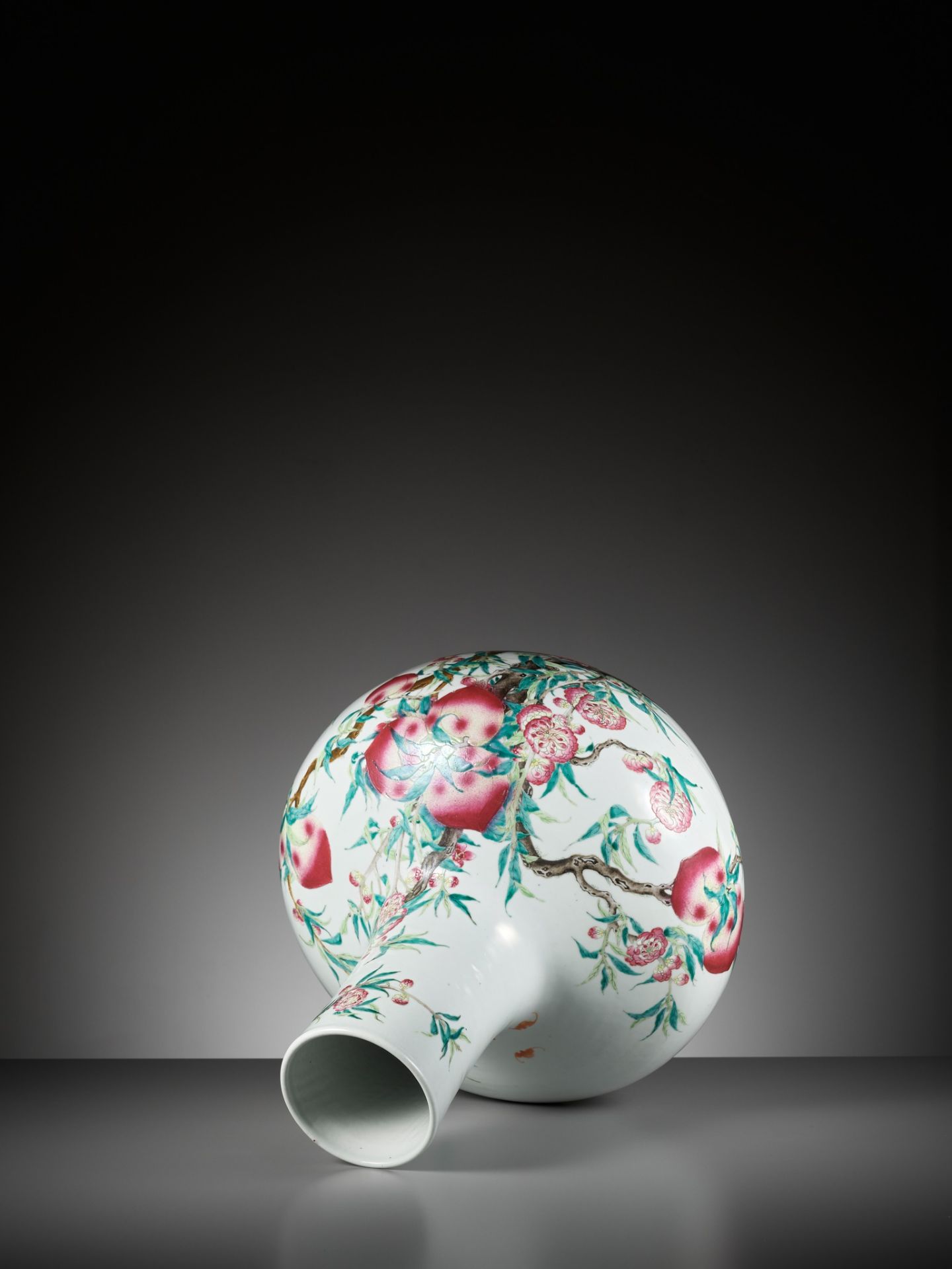 A FAMILLE ROSE 'NINE PEACHES' VASE, TIANQIUPING, LATE QING DYNASTY TO REPUBLIC PERIOD - Bild 15 aus 20