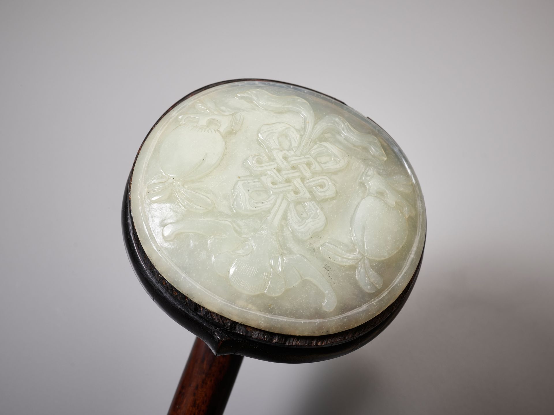 A PALE CELADON JADE-MOUNTED WOOD RUYI SCEPTER, QING DYNASTY - Image 5 of 12