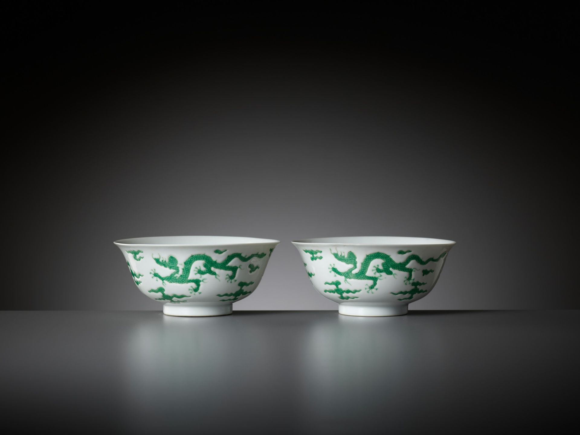 A RARE PAIR OF MING-STYLE GREEN-ENAMELED 'DRAGON' BOWLS, KANGXI PERIOD - Image 12 of 18