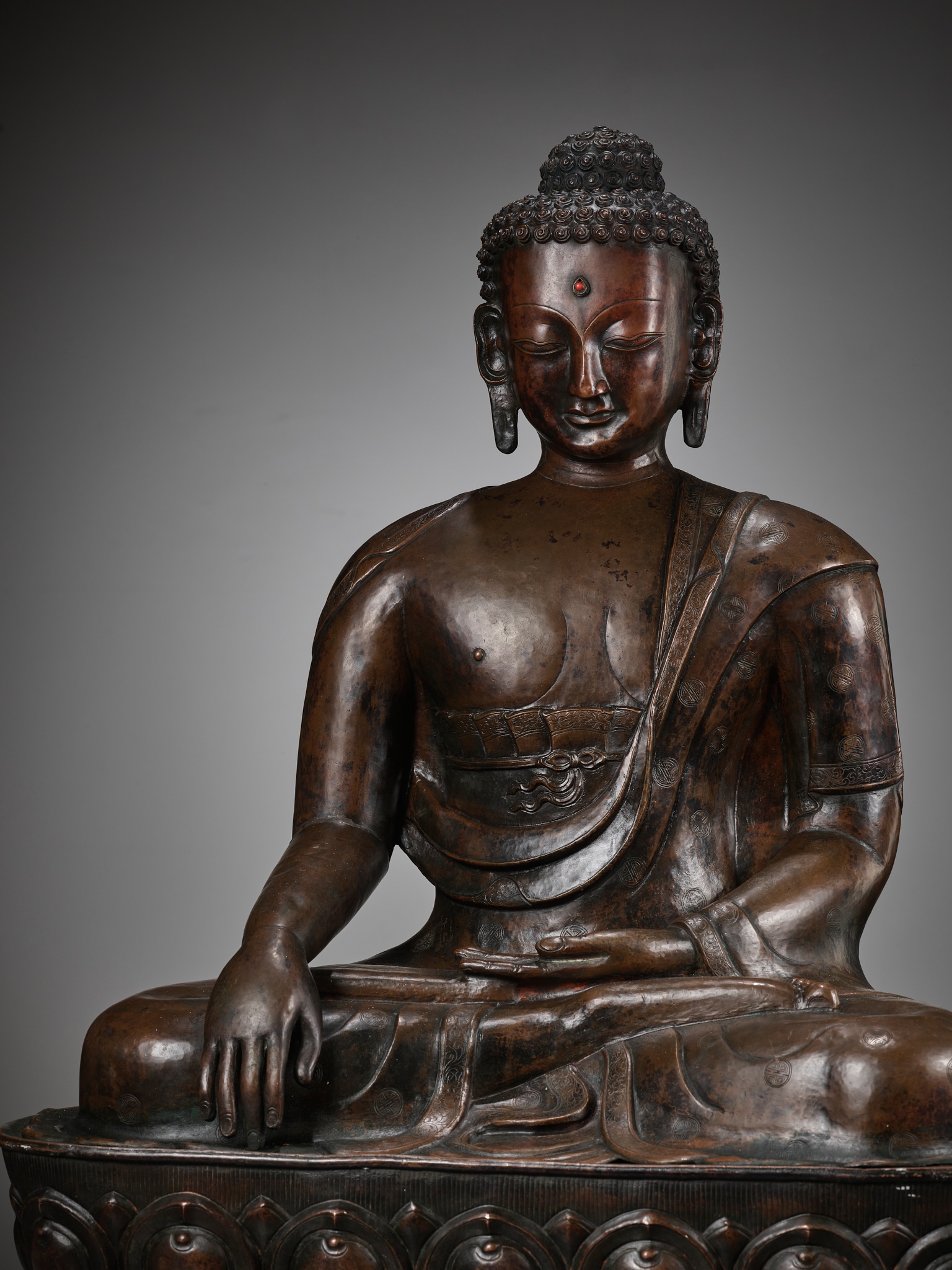 A LARGE CAST AND REPOUSSE COPPER FIGURE OF BUDDHA SHAKYAMUNI, QING DYNASTY - Image 3 of 12