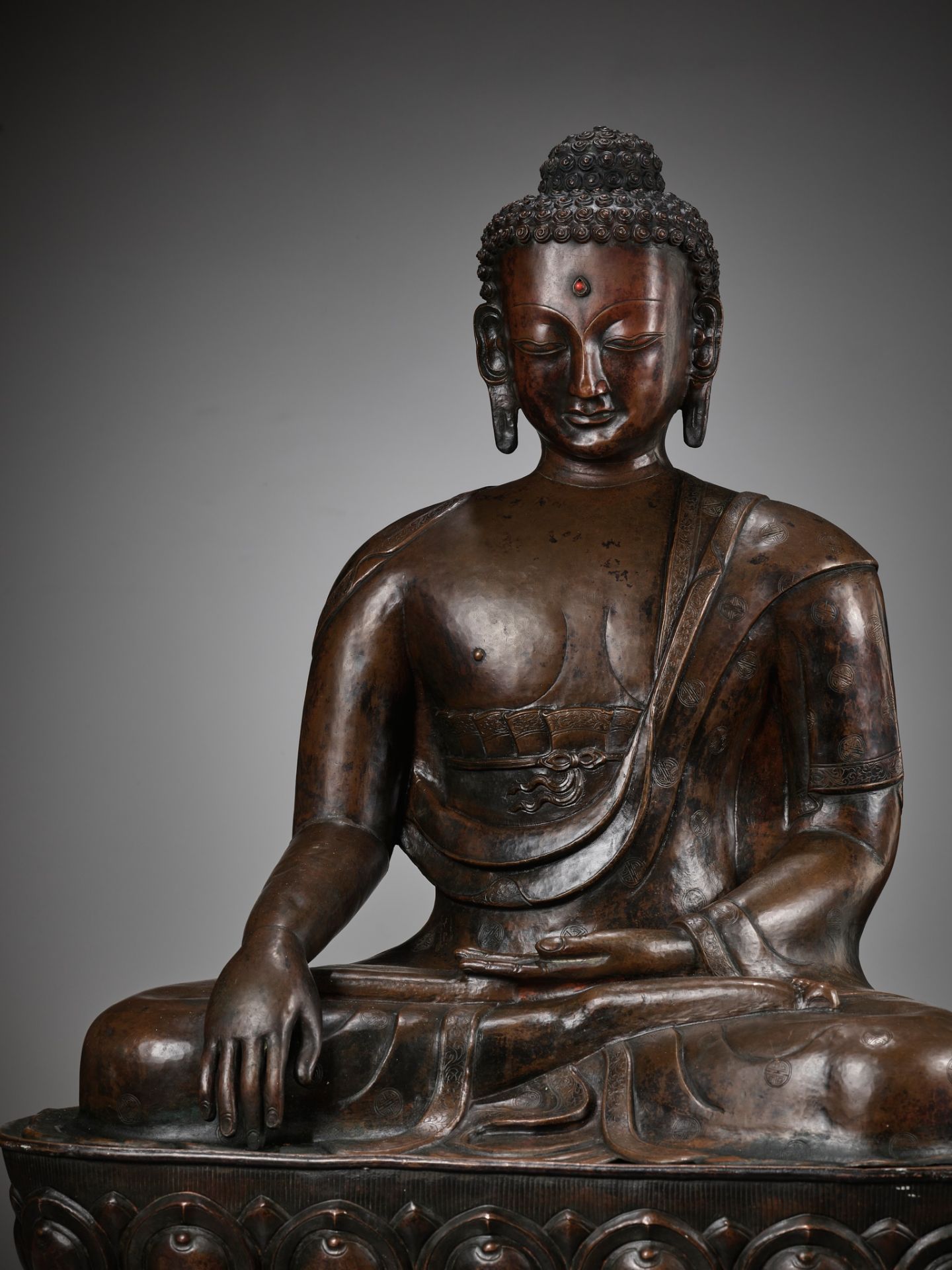 A LARGE CAST AND REPOUSSE COPPER FIGURE OF BUDDHA SHAKYAMUNI, QING DYNASTY - Bild 3 aus 12