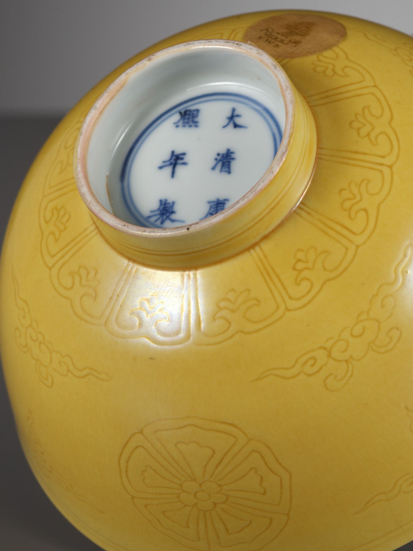 AN EXCEEDINGLY RARE PAIR OF INCISED YELLOW-GLAZED 'FLORAL MEDALLION' BOWLS, KANGXI MARKS AND PERIOD - Image 12 of 26