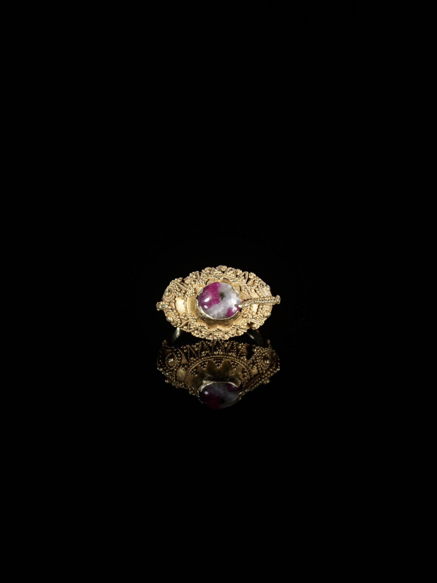 A CORUNDUM-SET GOLD 'FLOWERS AND BIRD' PRIEST'S RING - Bild 6 aus 6