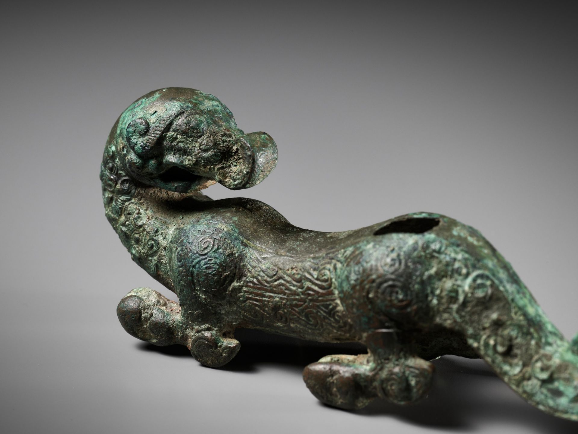 A SUPERB BRONZE FIGURE OF A DRAGON, EASTERN ZHOU DYNASTY, CHINA, 770-256 BC - Bild 18 aus 25