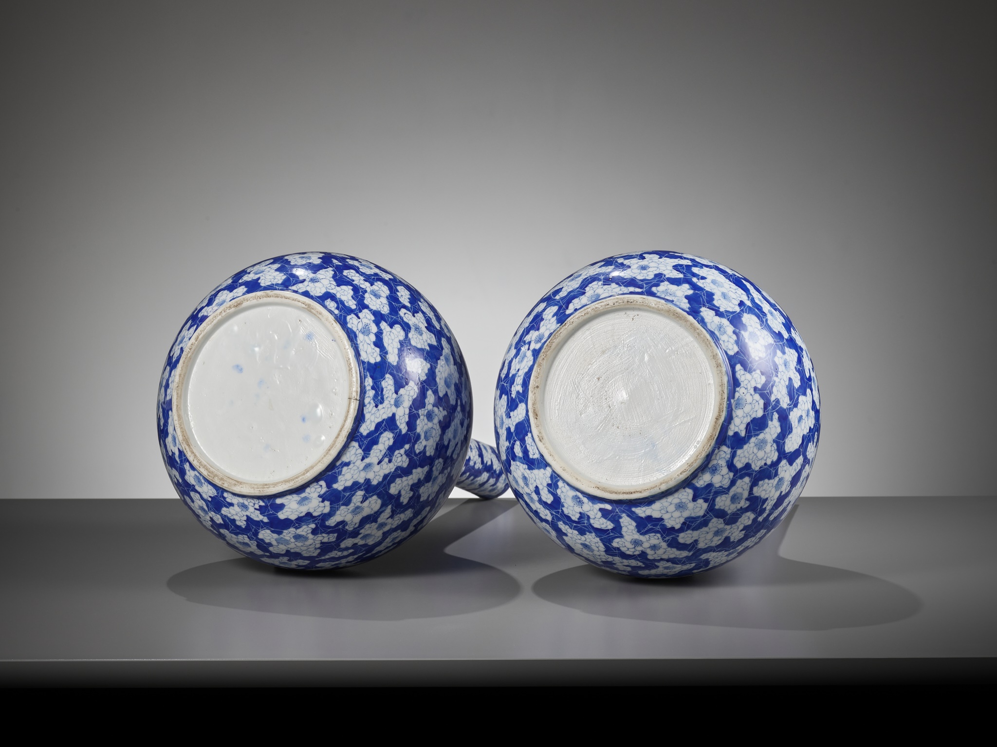A PAIR OF BLUE AND WHITE 'ICE CRACK AND PRUNUS' BOTTLE VASES, 19TH CENTURY - Image 13 of 14