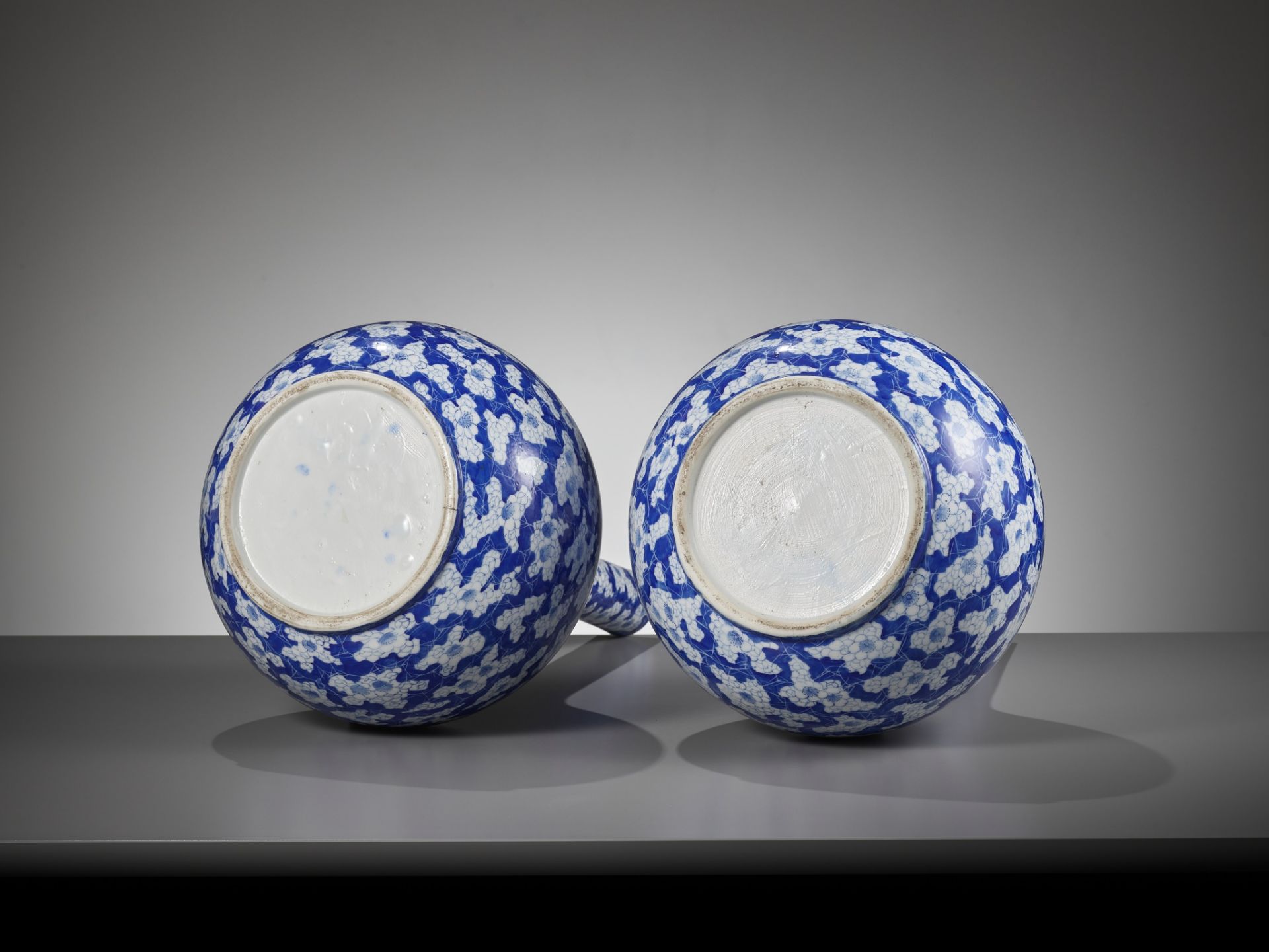 A PAIR OF BLUE AND WHITE 'ICE CRACK AND PRUNUS' BOTTLE VASES, 19TH CENTURY - Bild 13 aus 14