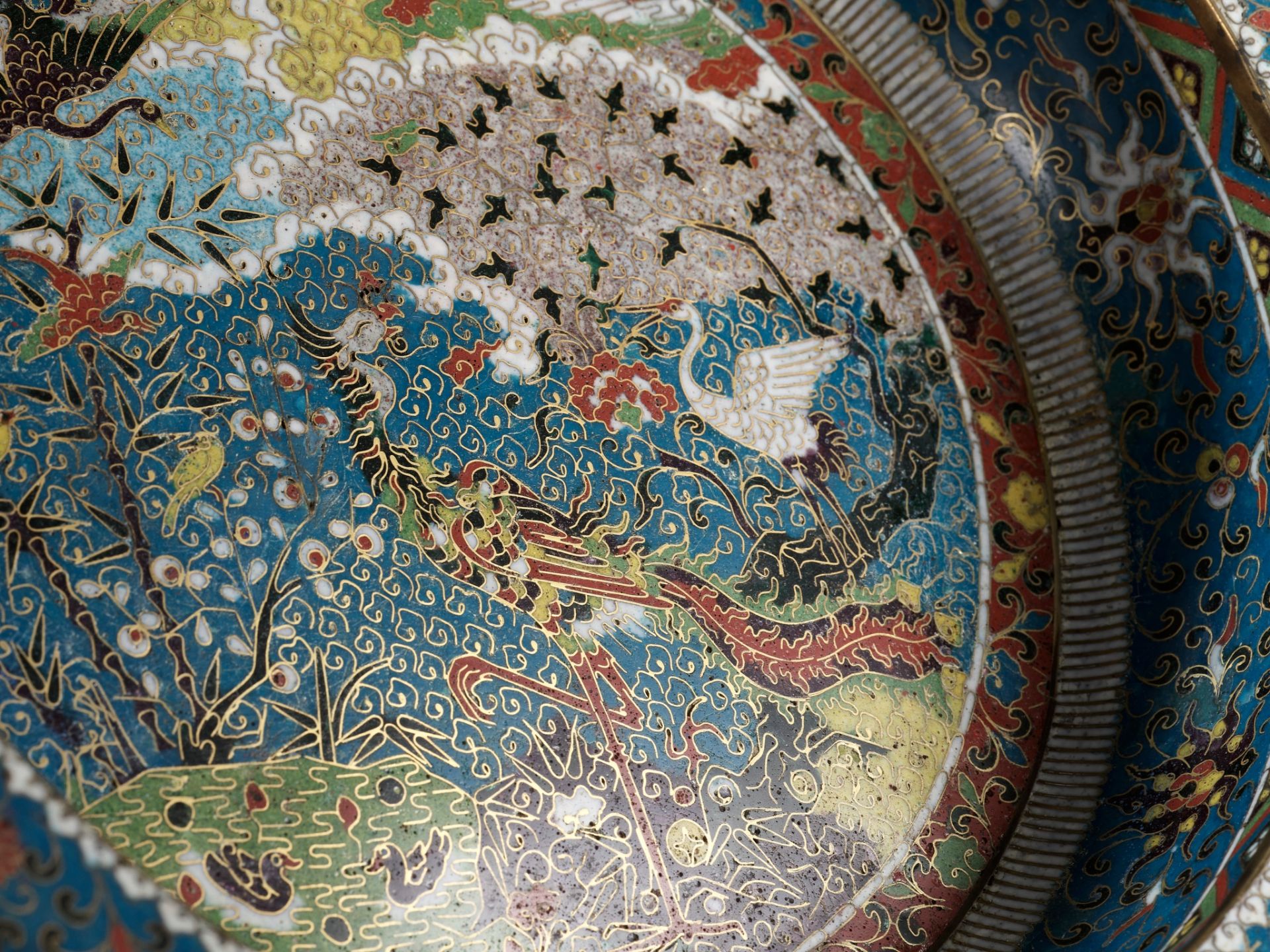 A LARGE 'BIRDS WORSHIPPING THE PHOENIX' CLOISONNE BASIN, MING DYNASTY - Bild 6 aus 13