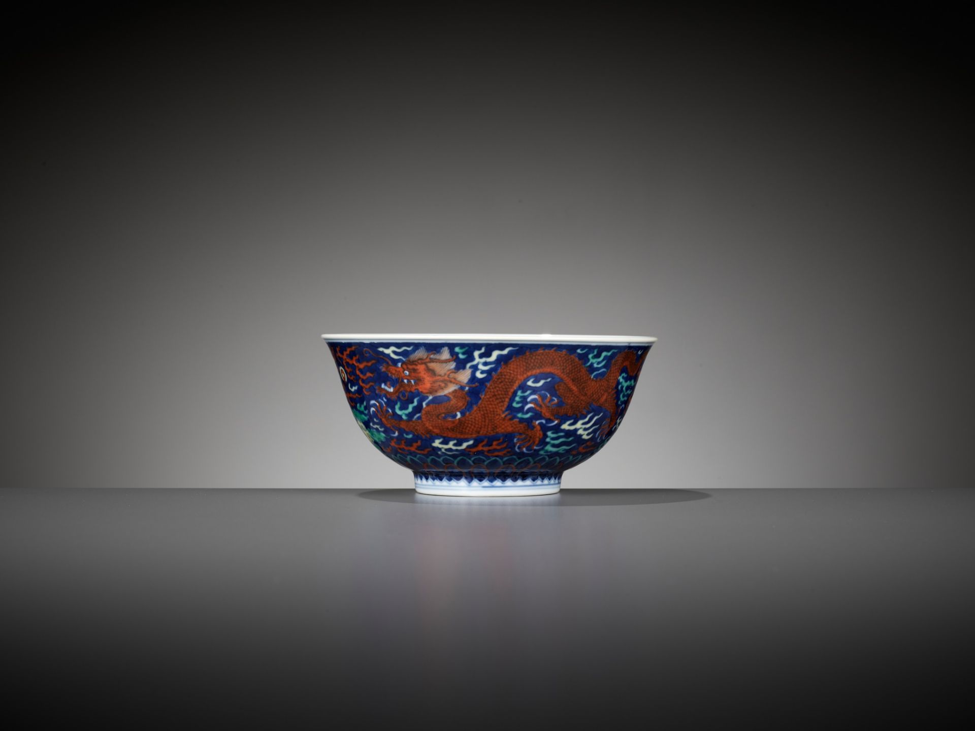 A RARE BLUE-GROUND POLYCHROME-DECORATED 'DRAGON' BOWL, QIANLONG MARK AND PERIOD - Image 14 of 19