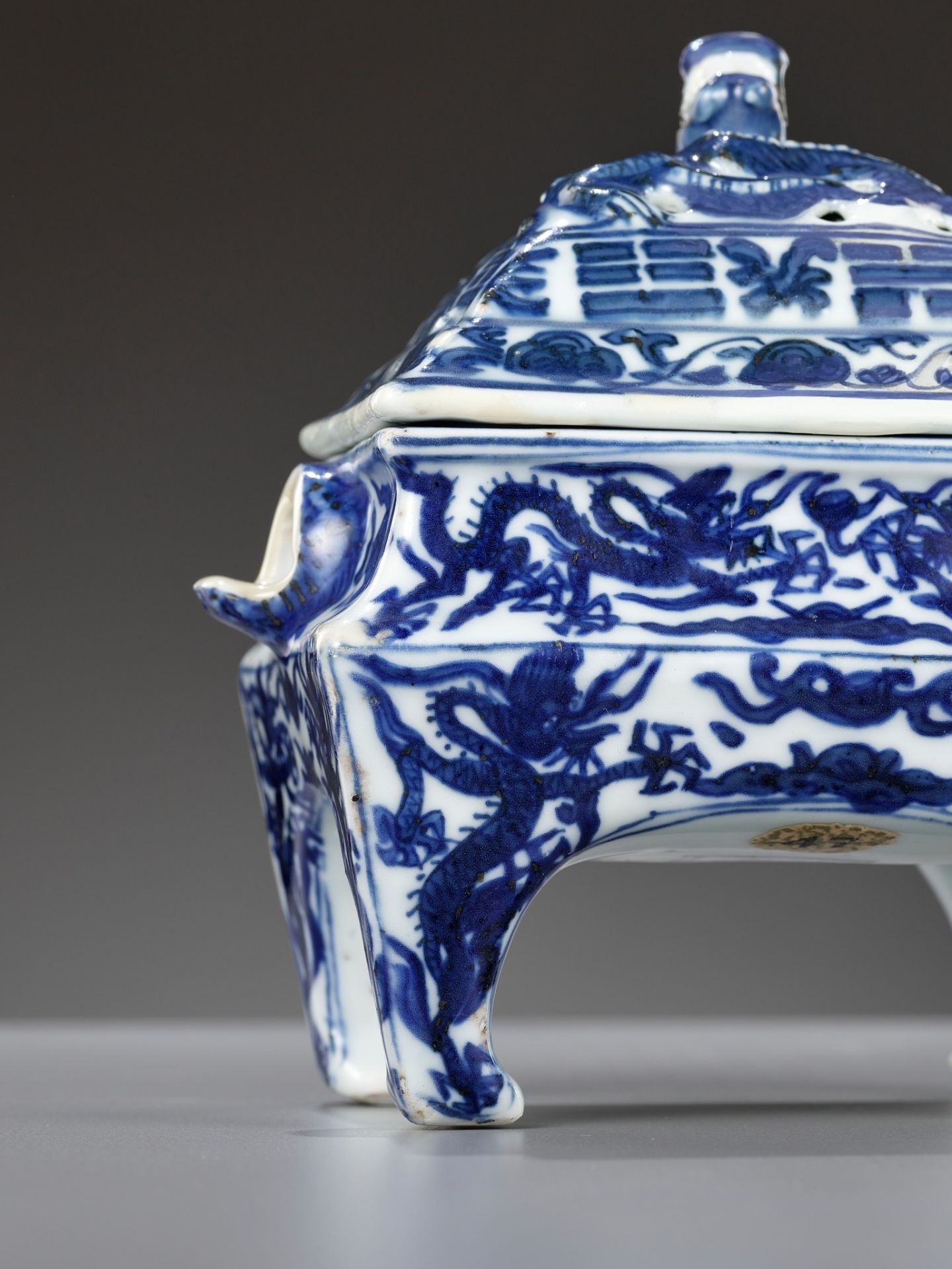 A RARE BLUE AND WHITE 'DRAGON' CENSER, WANLI MARK AND PERIOD - Image 14 of 16