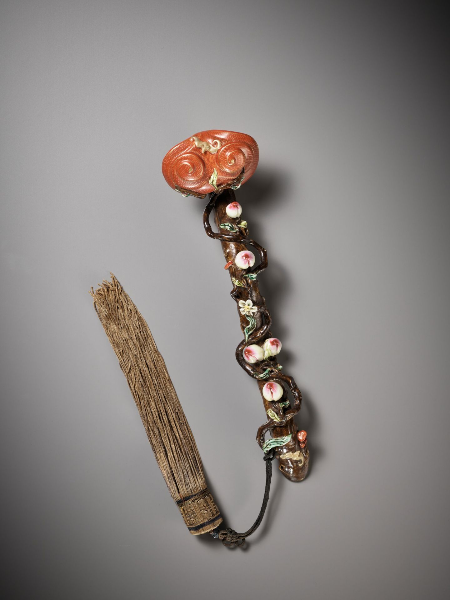 A FAMILLE ROSE PORCELAIN 'LINGZHI' RUYI SCEPTER, MID-QING DYNASTY - Image 6 of 12