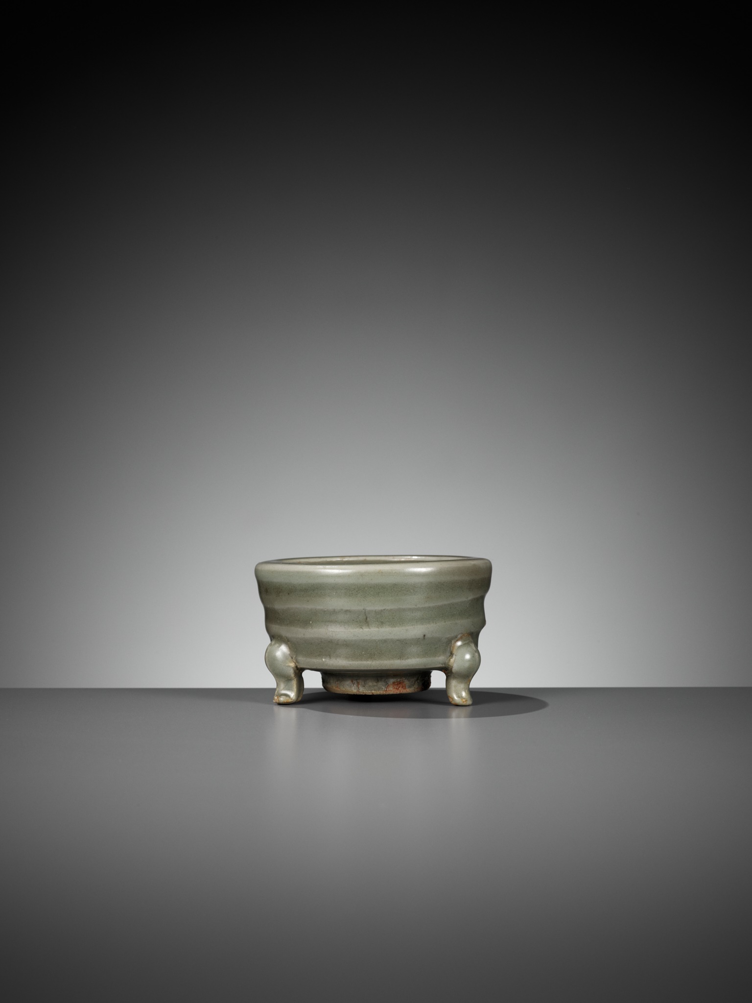 A SMALL LONGQUAN CELADON TRIPOD CENSER, LIAN, SONG DYNASTY - Image 3 of 9