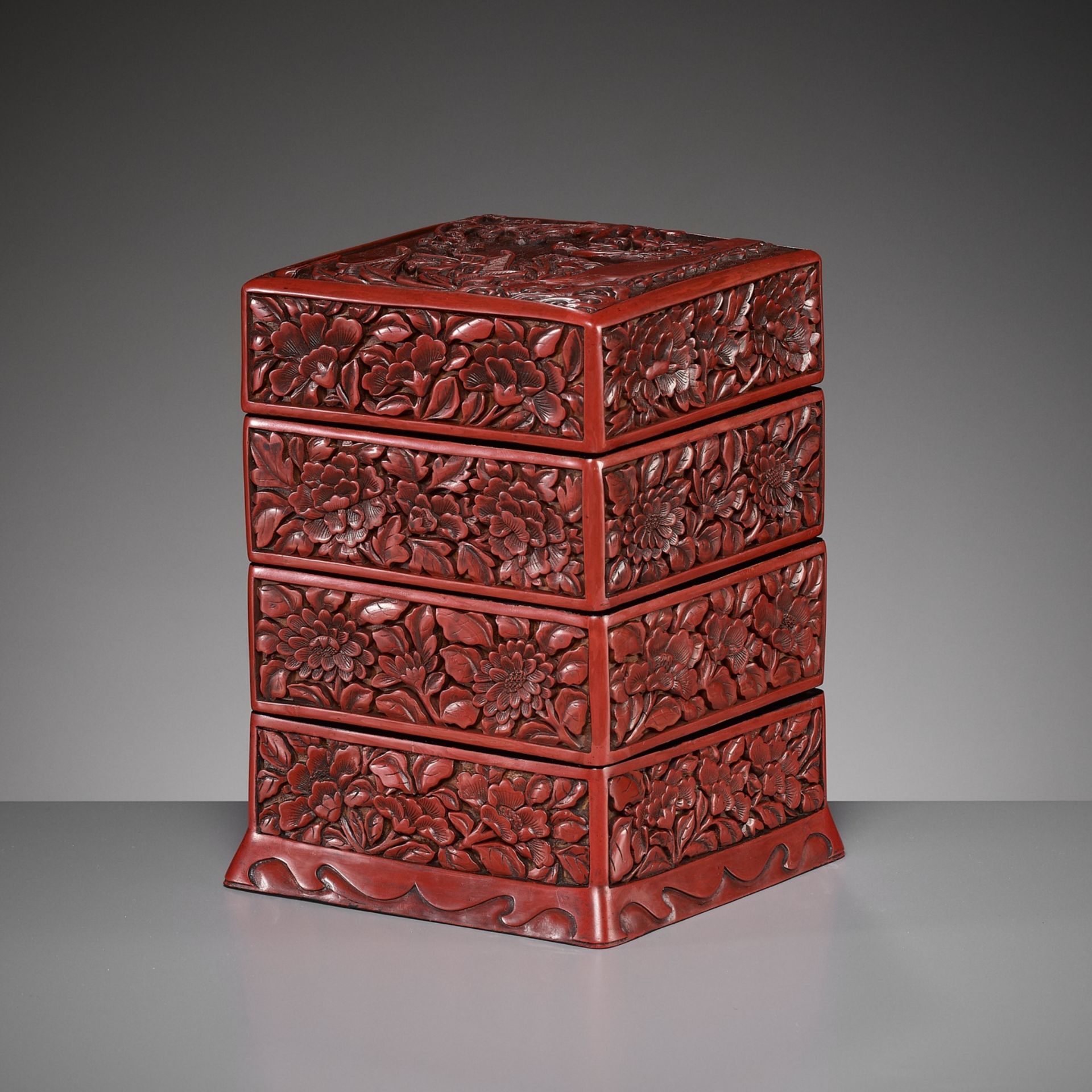 A CINNABAR LACQUER THREE-TIERED BOX AND COVER, LATE YUAN TO MID-MING DYNASTY - Bild 3 aus 12