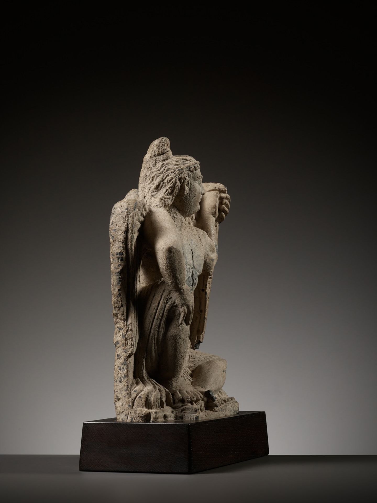 A GRAY SCHIST FIGURE OF A WINGED ATLAS, ANCIENT REGION OF GANDHARA, 3RD - 4TH CENTURY - Bild 9 aus 10