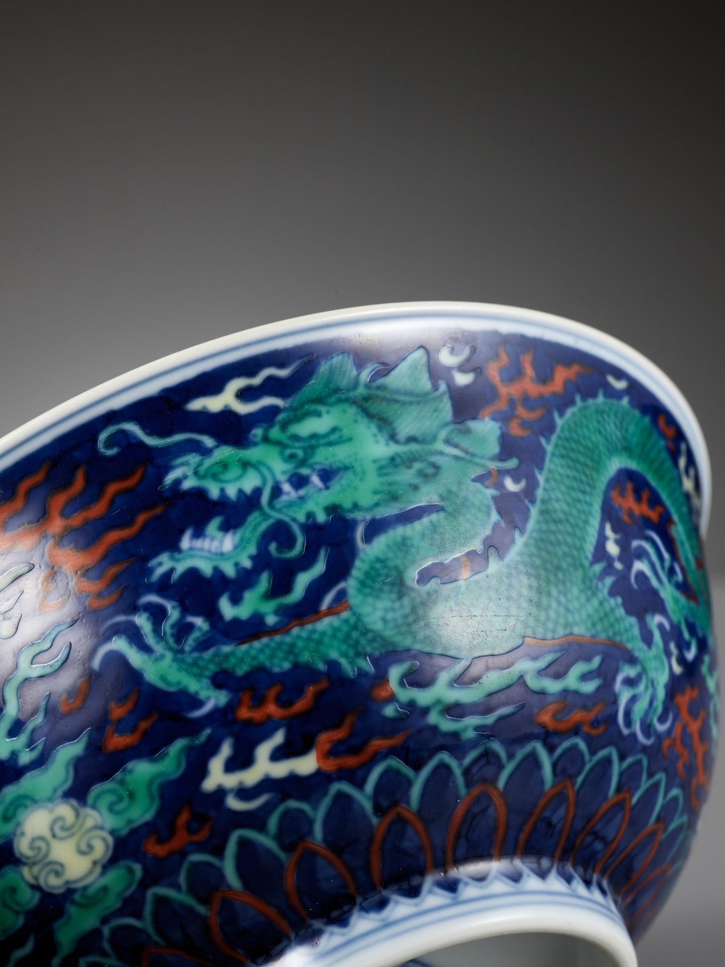 A RARE BLUE-GROUND POLYCHROME-DECORATED 'DRAGON' BOWL, QIANLONG MARK AND PERIOD - Image 4 of 19