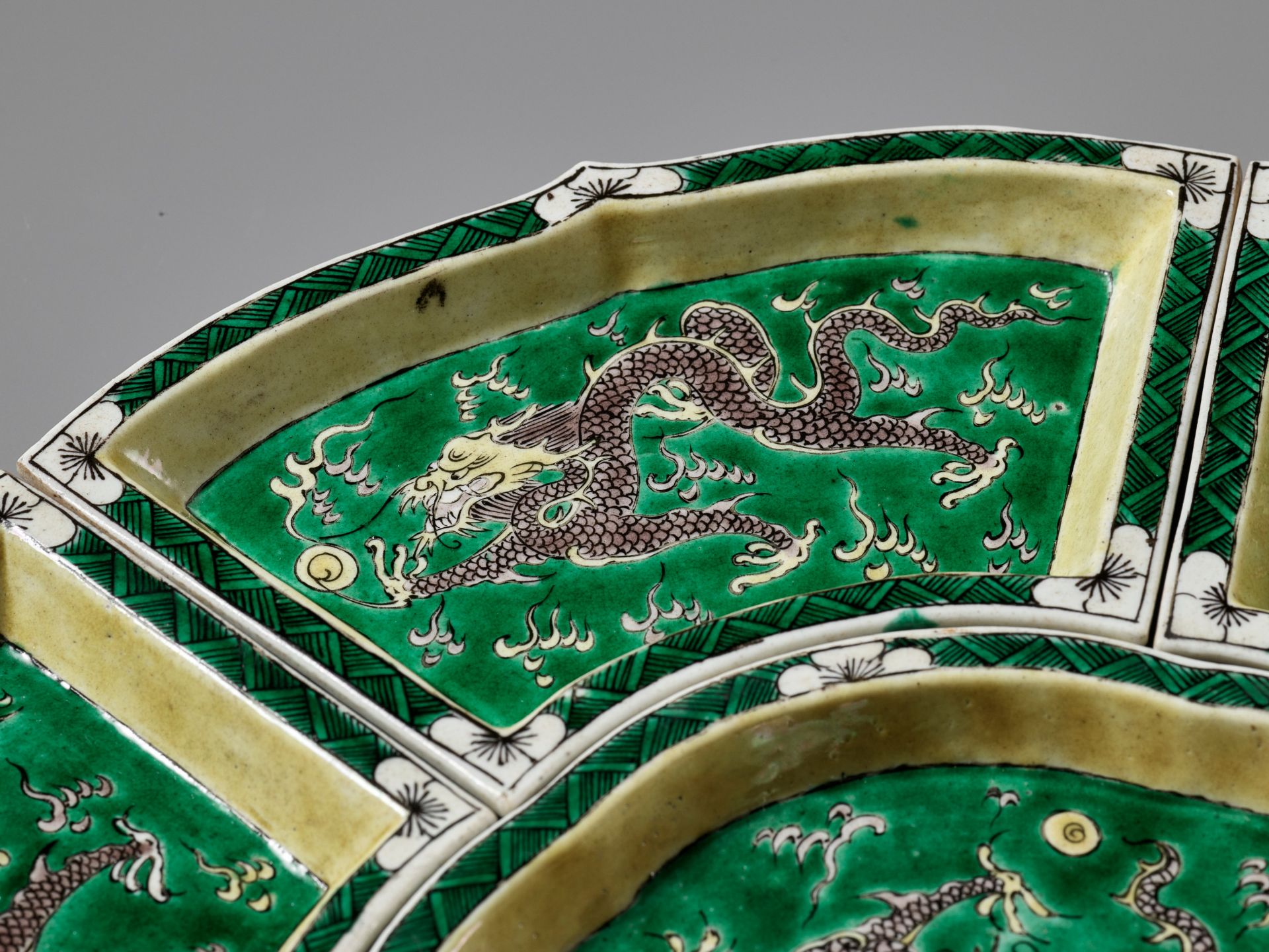 A FAMILLE VERTE 'DRAGON' SWEETMEAT SET, KANGXI PERIOD - Bild 6 aus 9