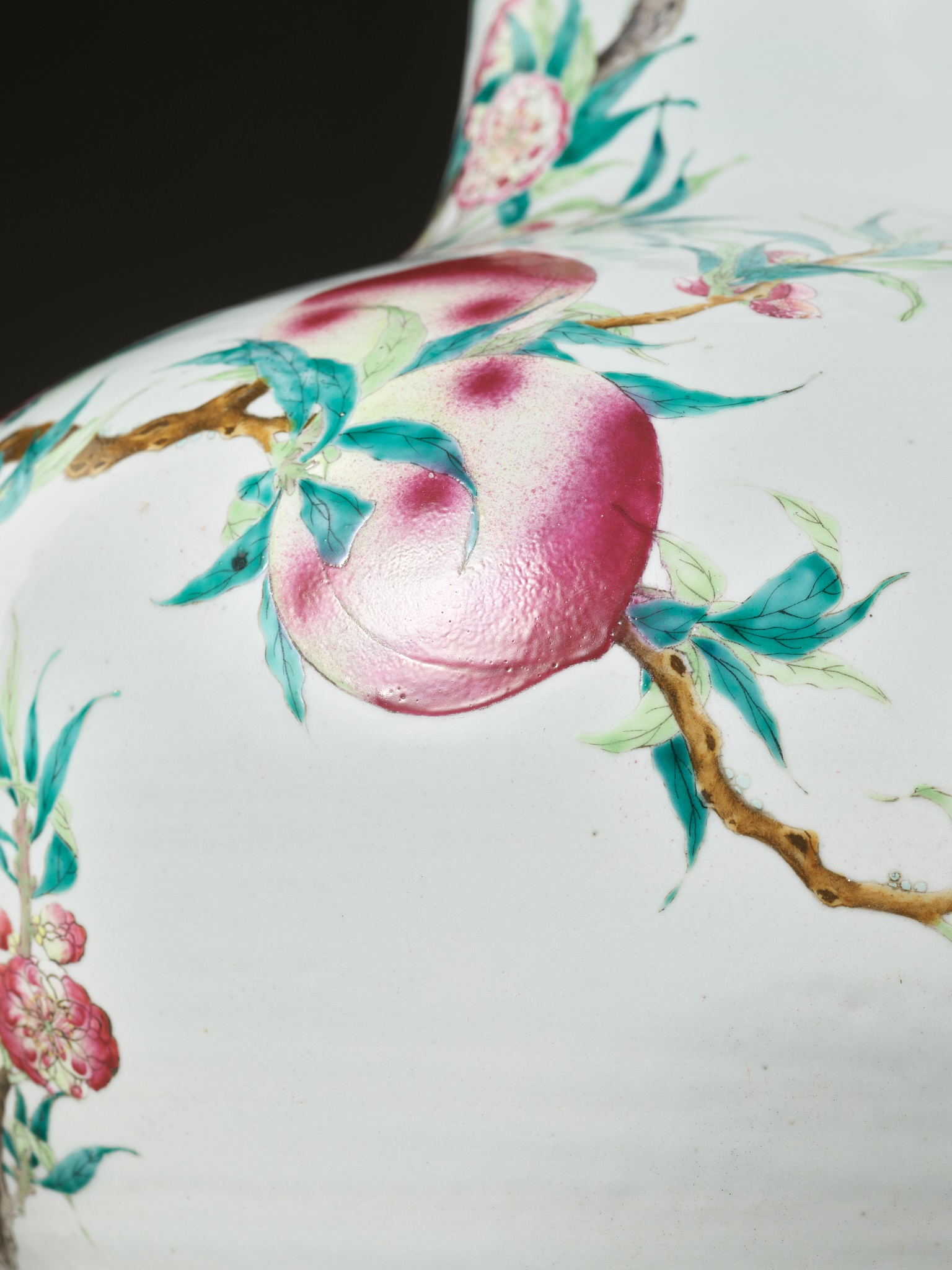 A FAMILLE ROSE 'NINE PEACHES' VASE, TIANQIUPING, LATE QING DYNASTY TO REPUBLIC PERIOD - Image 9 of 20