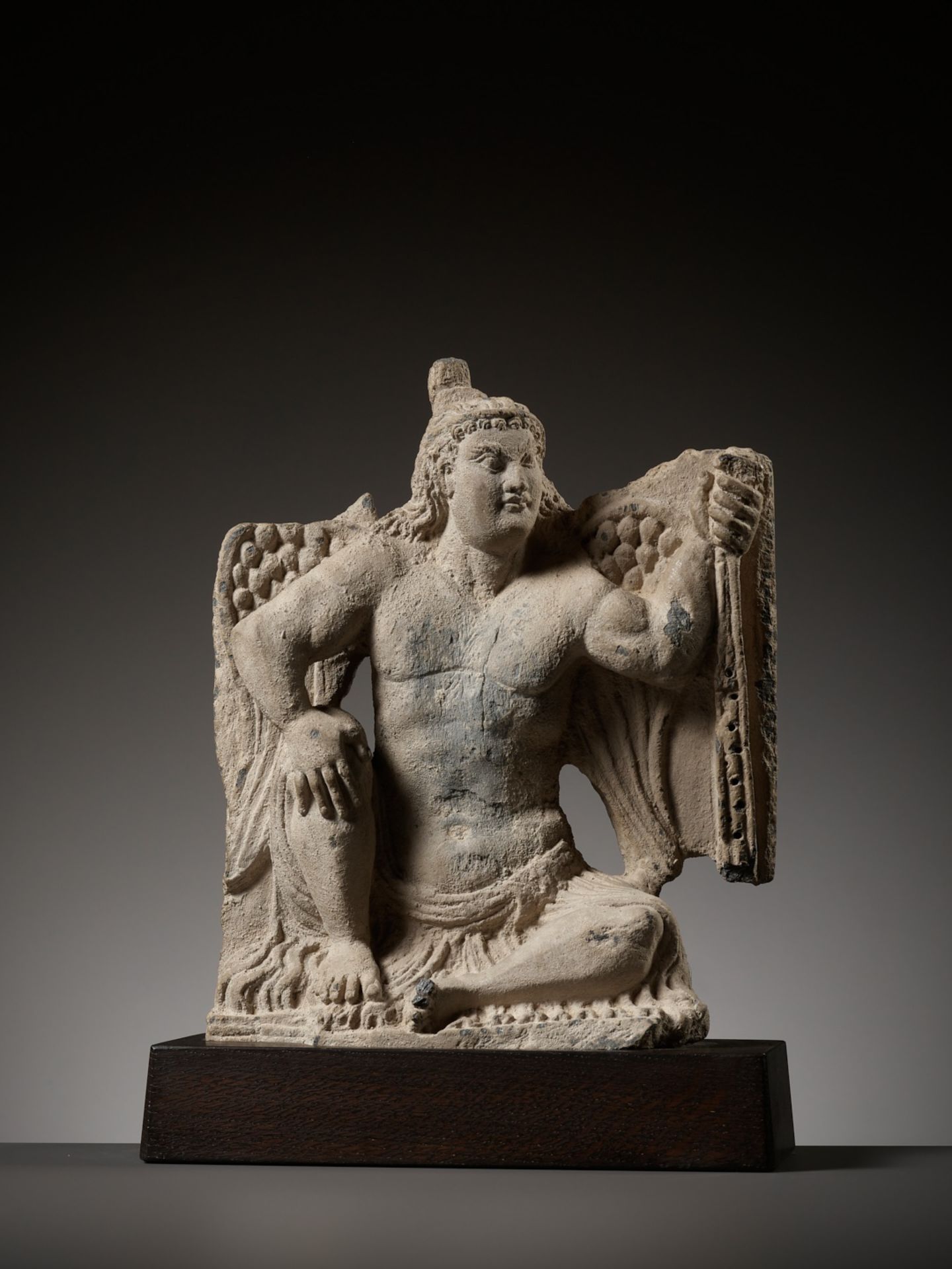 A GRAY SCHIST FIGURE OF A WINGED ATLAS, ANCIENT REGION OF GANDHARA, 3RD - 4TH CENTURY - Bild 3 aus 10