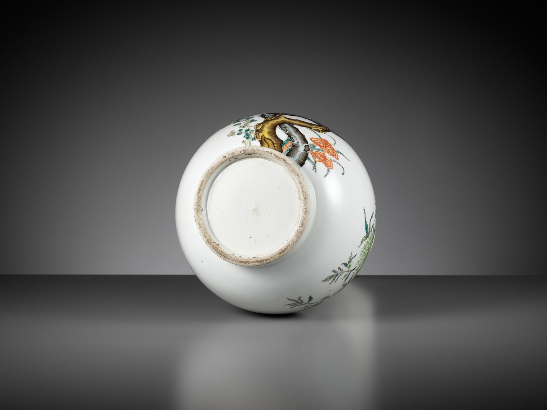 A VERY FINE FAMILLE ROSE 'BIRDS AND FLOWERS' PEAR-SHAPED VASE, YUHUCHUNPING, REPUBLIC PERIOD - Image 16 of 17