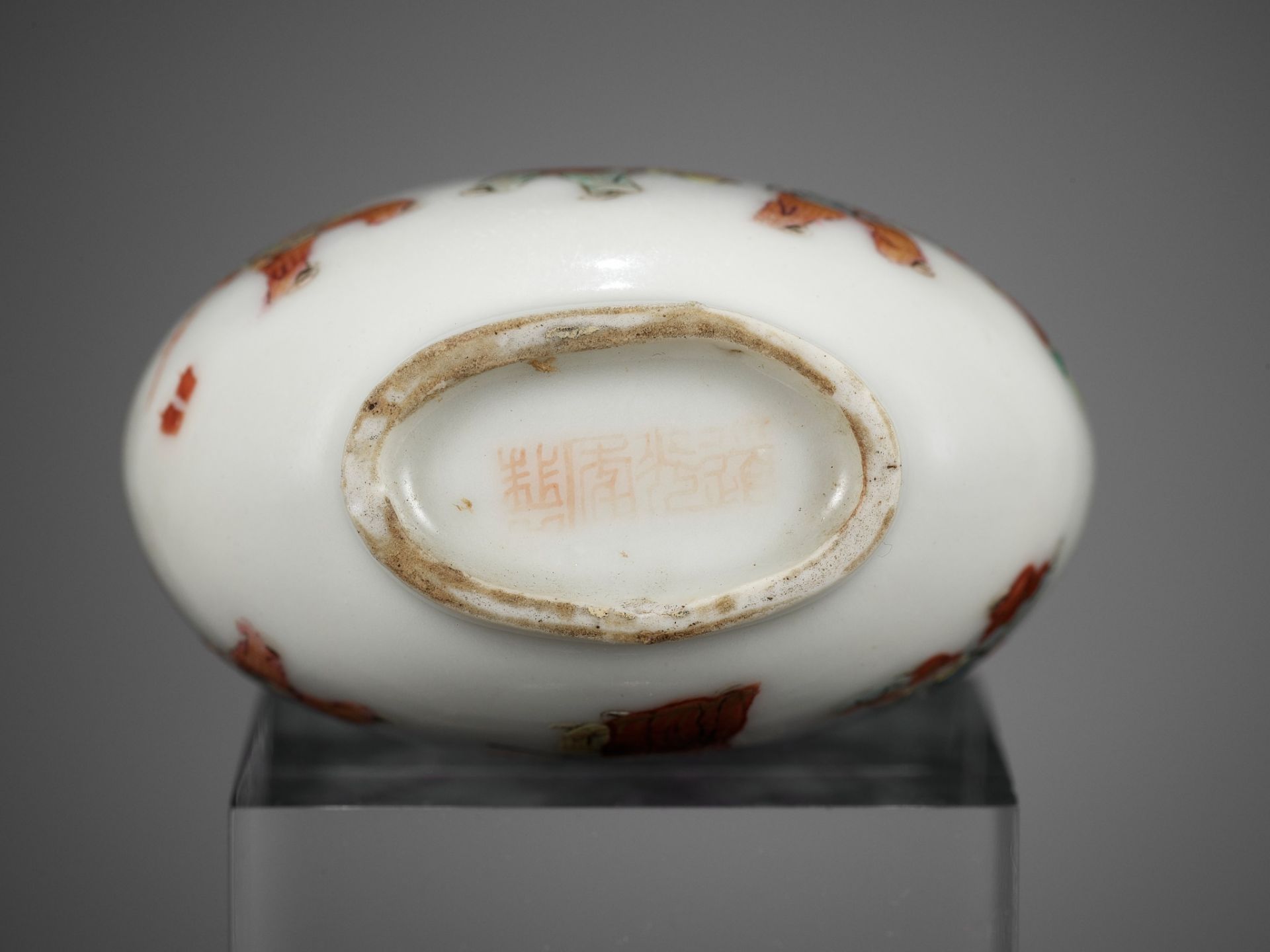 AN IMPERIAL FAMILLE ROSE 'BOYS AT PLAY' PORCELAIN SNUFF BOTTLE, DAOGUANG MARK AND PERIOD - Bild 2 aus 11