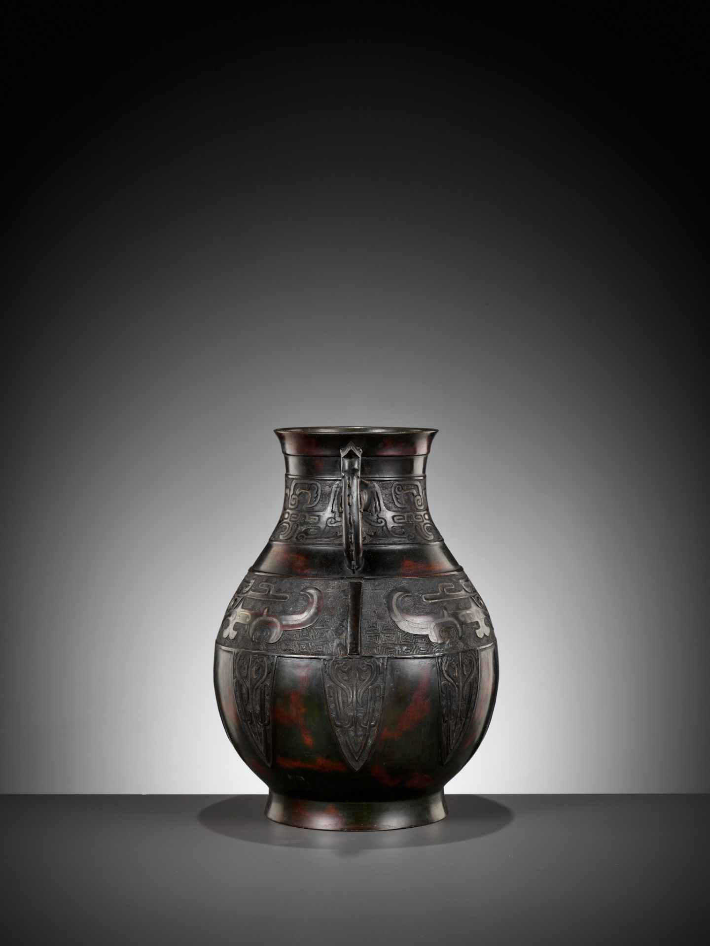 A LARGE ARCHAISTIC GOLD AND SILVER-INLAID BRONZE VASE, HU, QING DYNASTY - Image 8 of 14